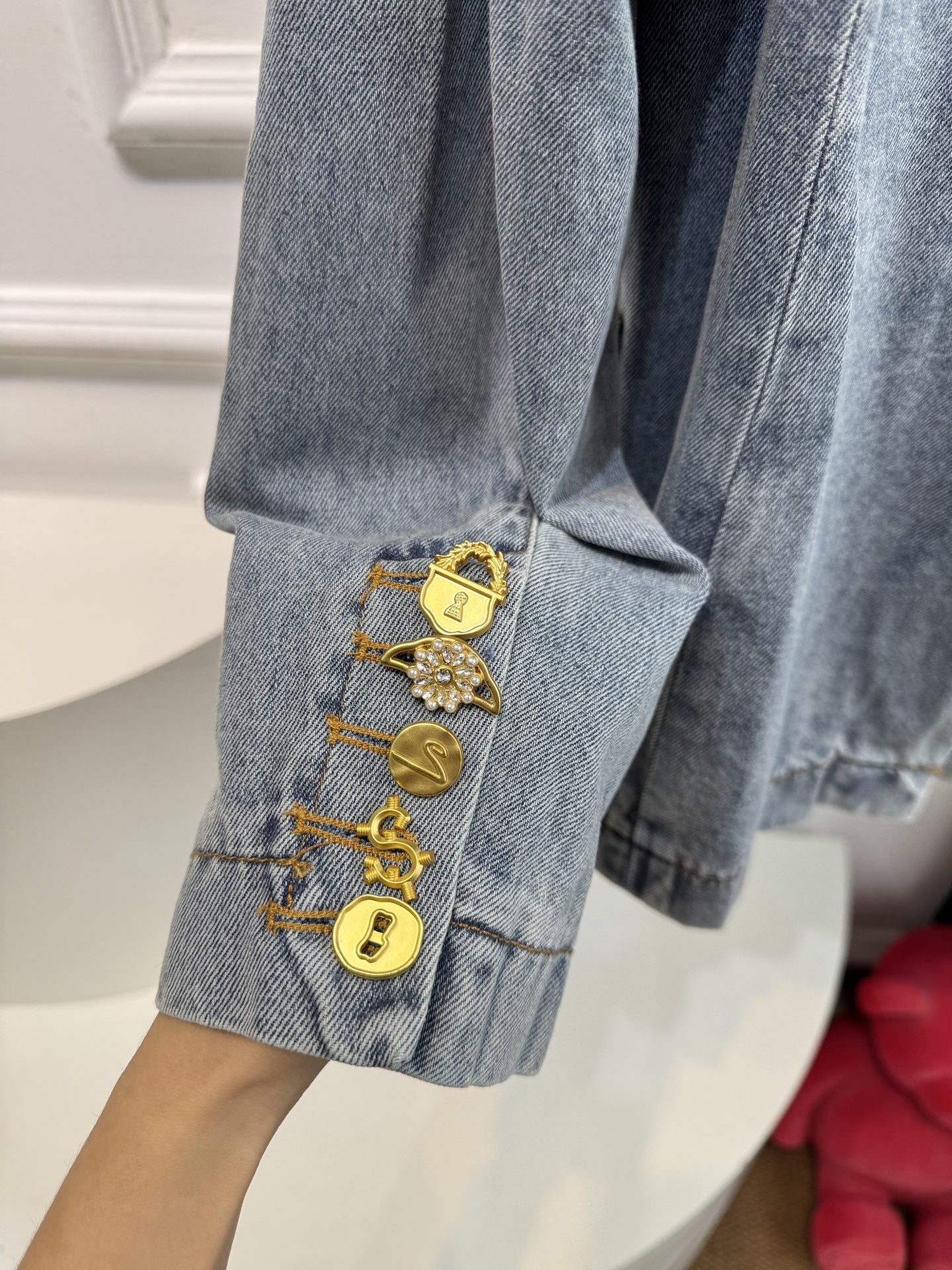 schiaparelli 法式复古牛仔西装它用的是软质水洗牛仔布，属于“轻磅柔软款”材质是棉混弹牛仔，含