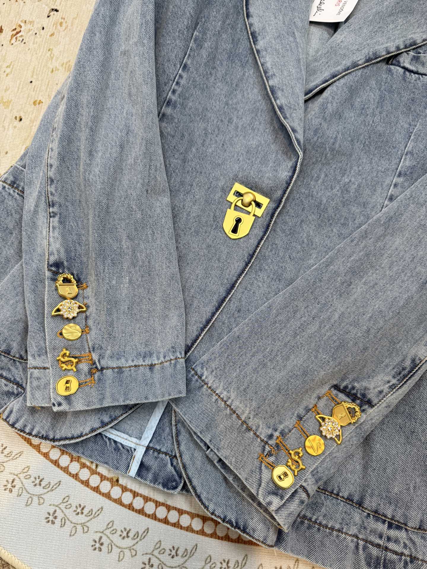 schiaparelli 法式复古牛仔西装它用的是软质水洗牛仔布，属于“轻磅柔软款”材质是棉混弹牛仔，含