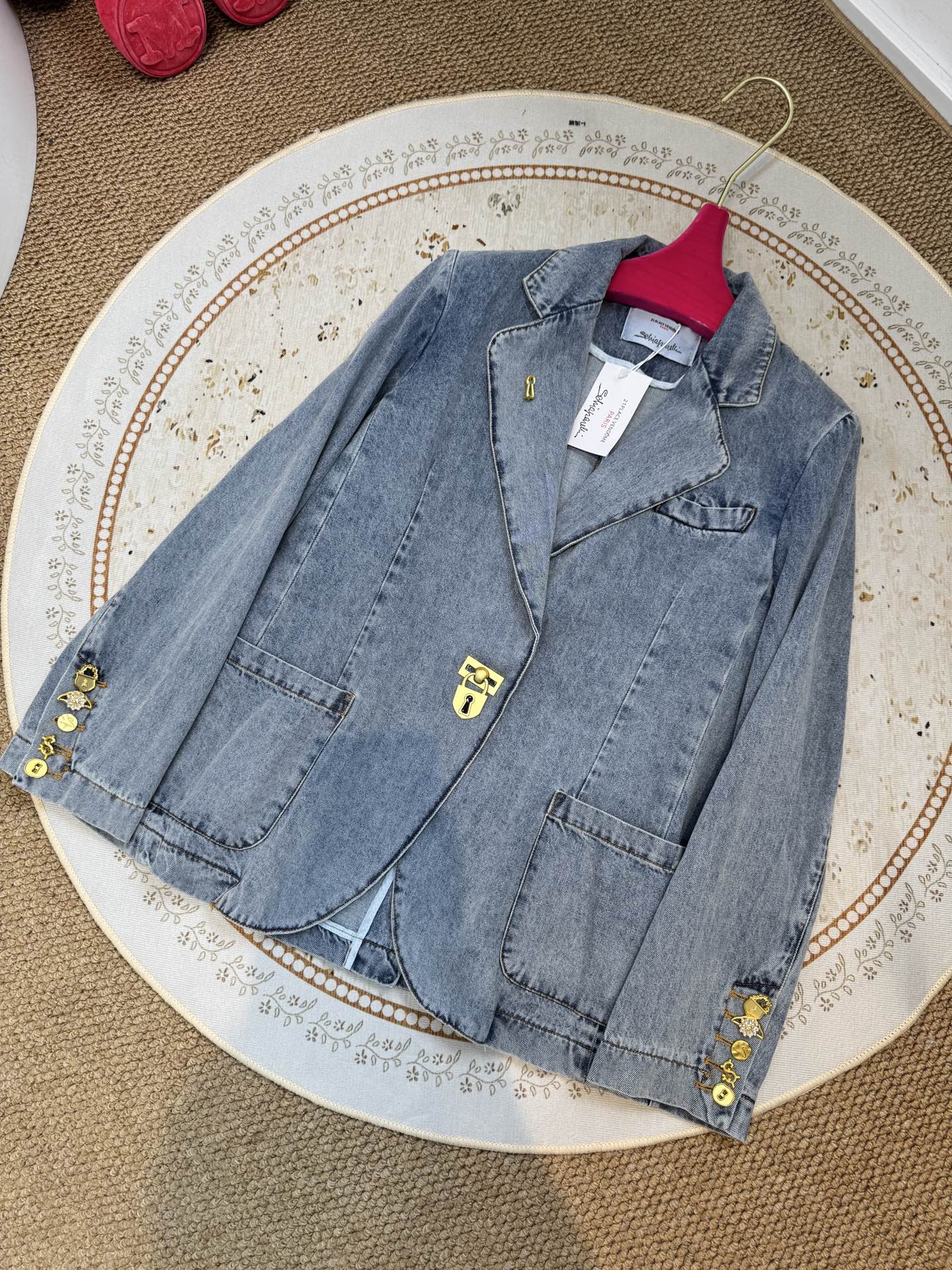 schiaparelli 法式复古牛仔西装它用的是软质水洗牛仔布，属于“轻磅柔软款”材质是棉混弹牛仔，含