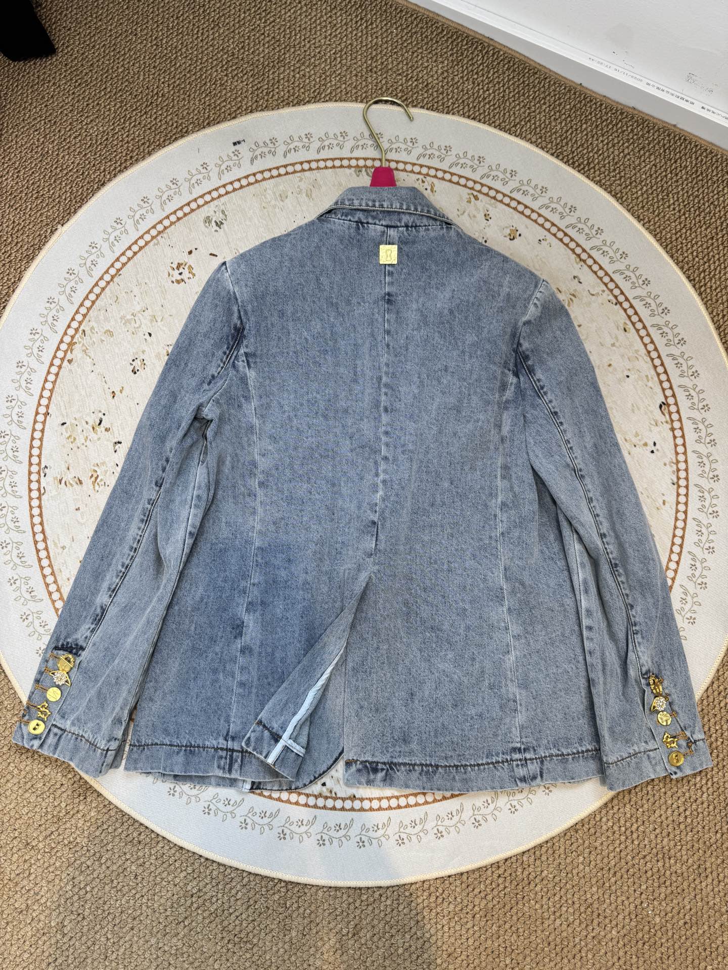 schiaparelli 法式复古牛仔西装它用的是软质水洗牛仔布，属于“轻磅柔软款”材质是棉混弹牛仔，含