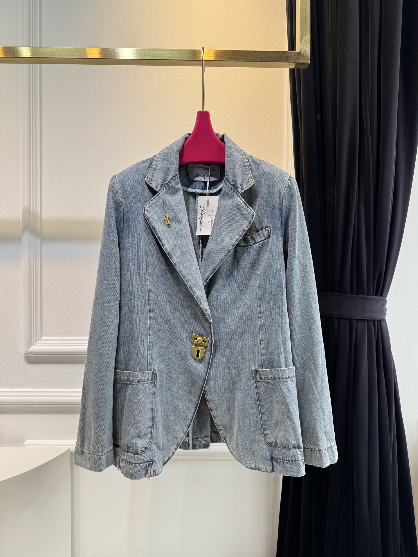 schiaparelli 法式复古牛仔西装它用的是软质水洗牛仔布，属于“轻磅柔软款”材质是棉混弹牛仔，含