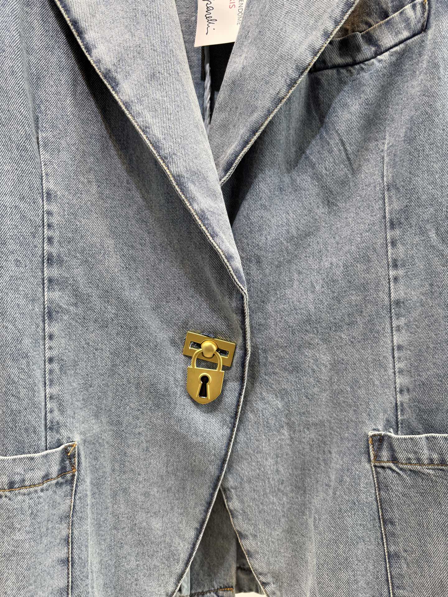 schiaparelli 法式复古牛仔西装它用的是软质水洗牛仔布，属于“轻磅柔软款”材质是棉混弹牛仔，含