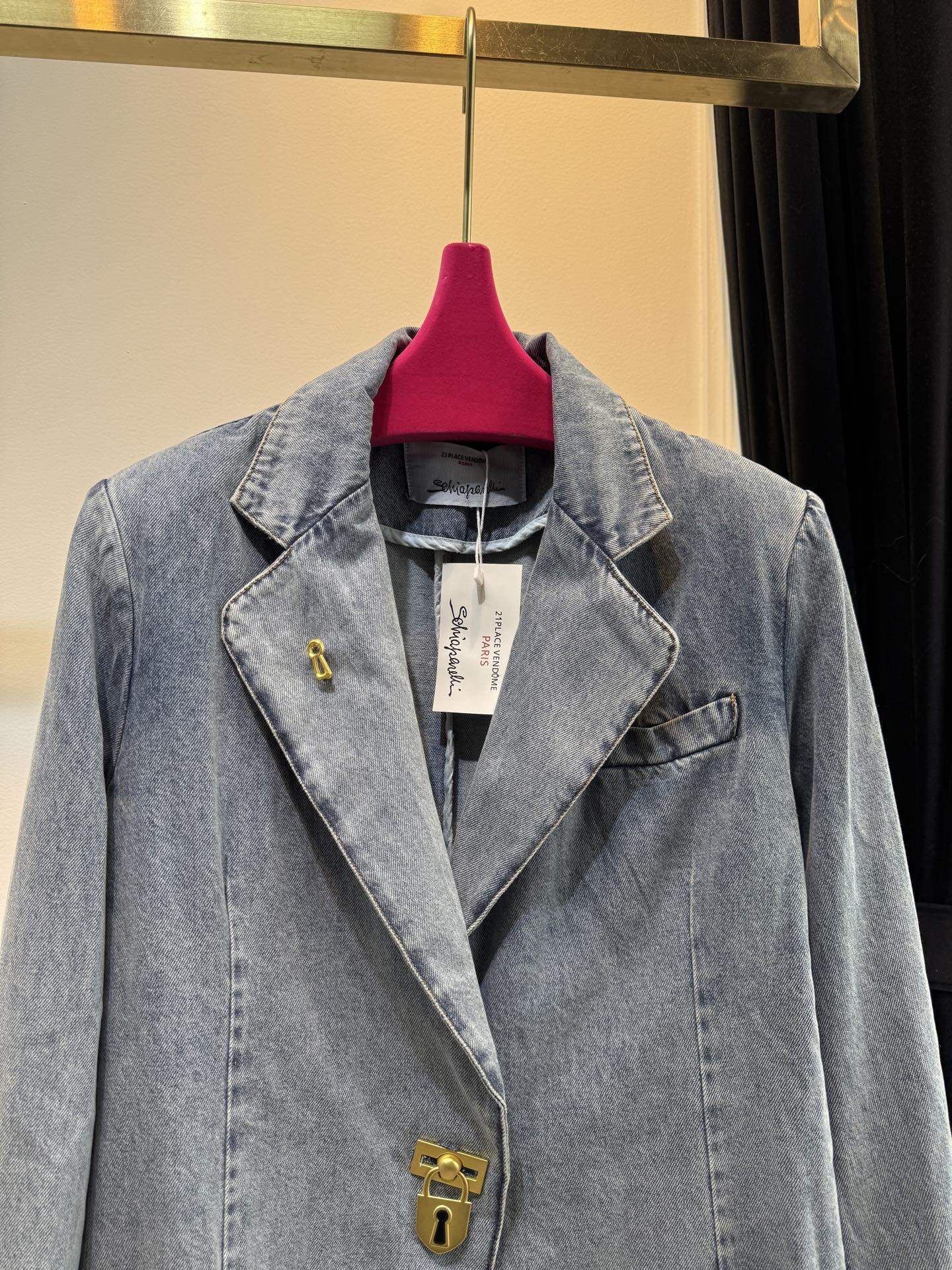 schiaparelli 法式复古牛仔西装它用的是软质水洗牛仔布，属于“轻磅柔软款”材质是棉混弹牛仔，含