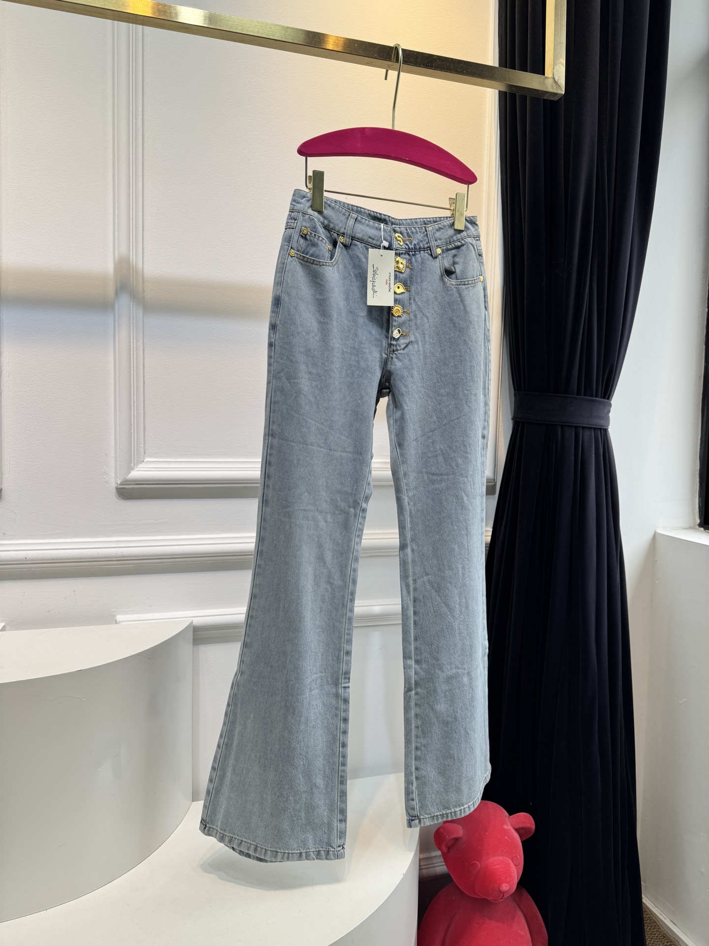 schiaparelli 法式复古牛仔微喇裤它用的是软质水洗牛仔布，属于“轻磅柔软款”材质是棉混弹牛仔，