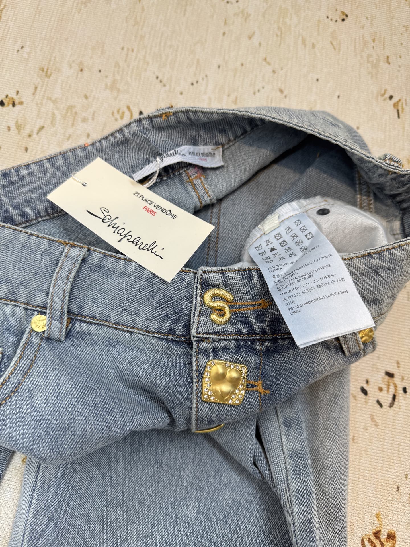 schiaparelli 法式复古牛仔微喇裤它用的是软质水洗牛仔布，属于“轻磅柔软款”材质是棉混弹牛仔，