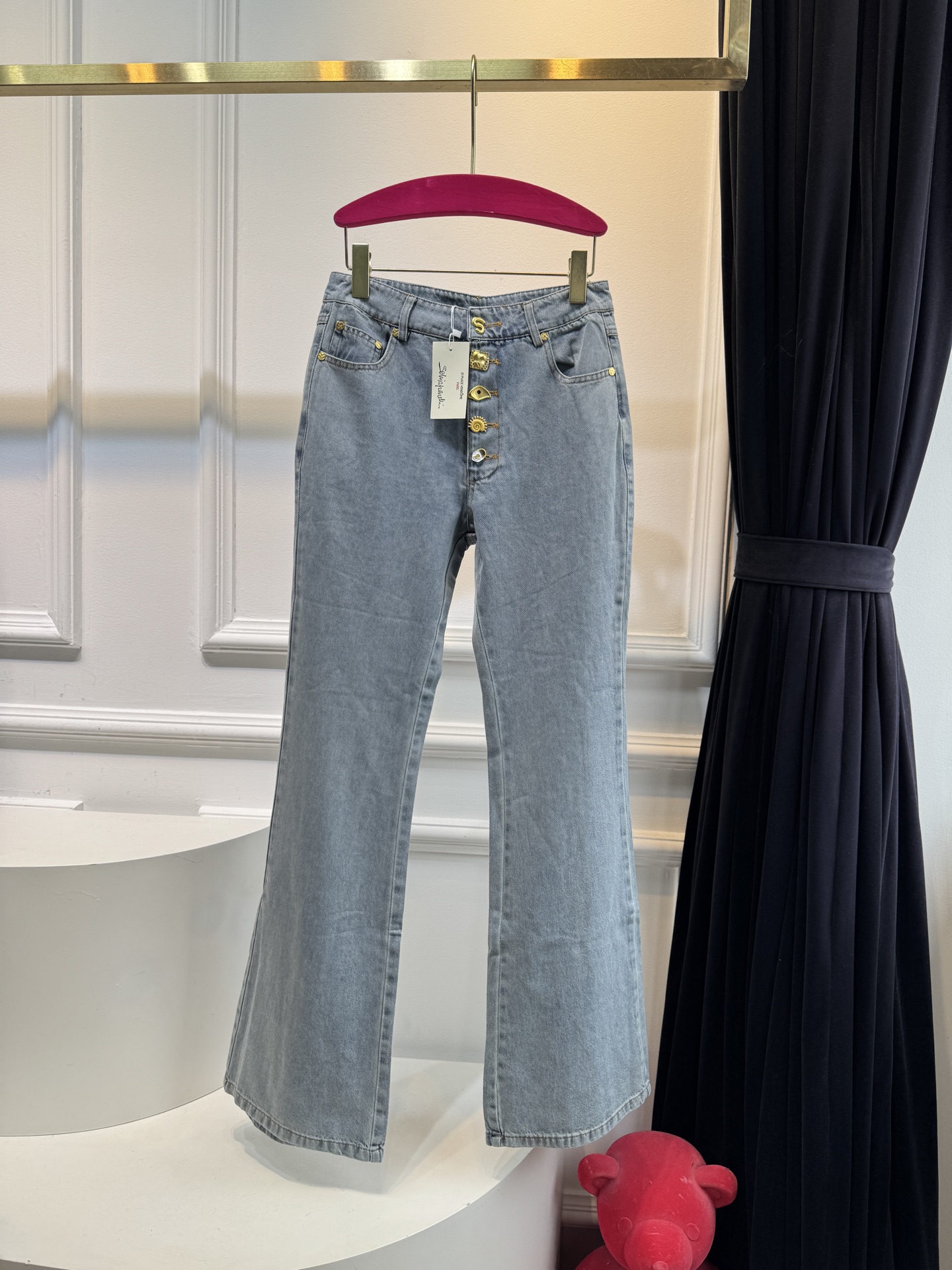 schiaparelli 法式复古牛仔微喇裤它用的是软质水洗牛仔布，属于“轻磅柔软款”材质是棉混弹牛仔，