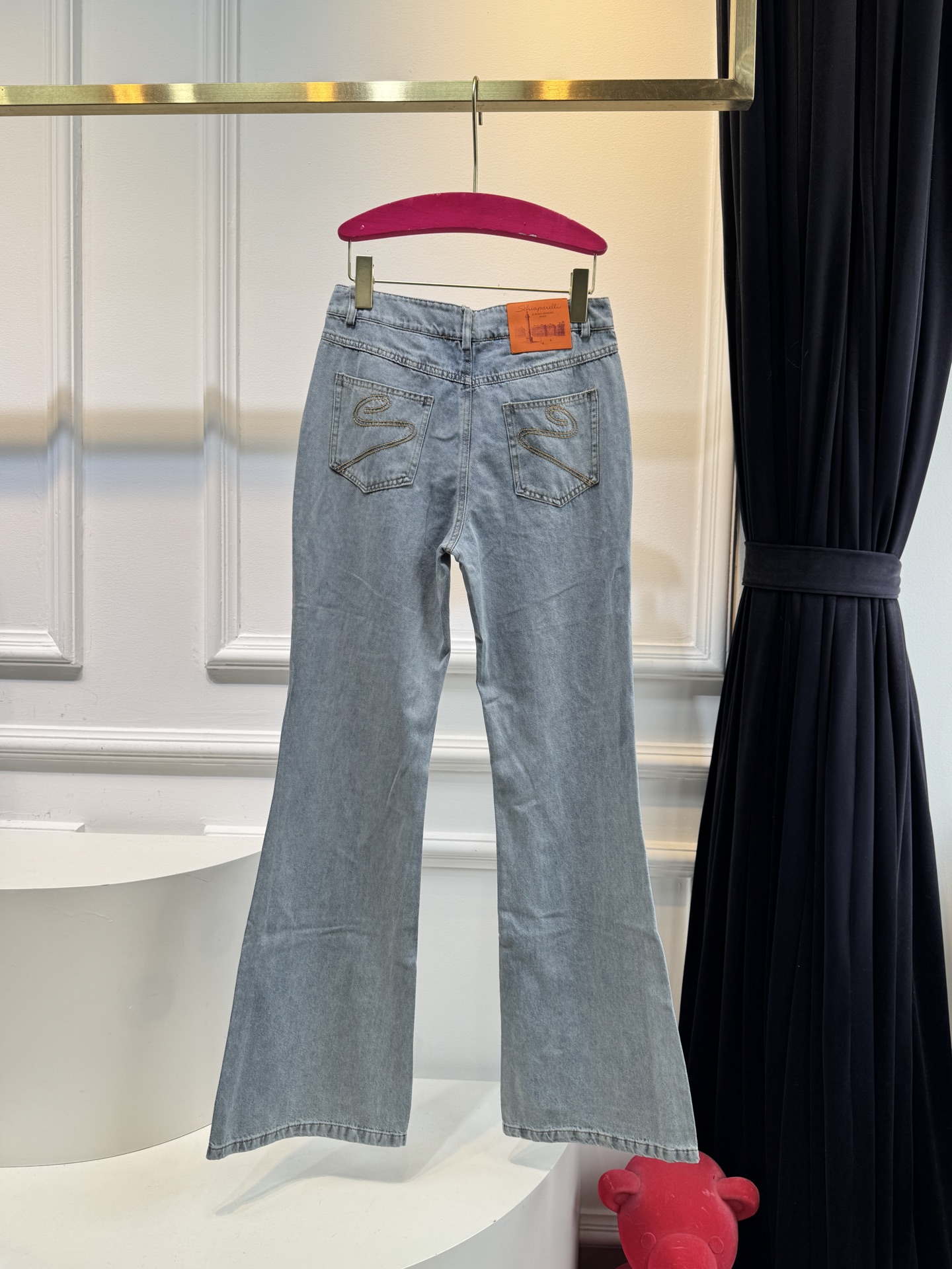 schiaparelli 法式复古牛仔微喇裤它用的是软质水洗牛仔布，属于“轻磅柔软款”材质是棉混弹牛仔，