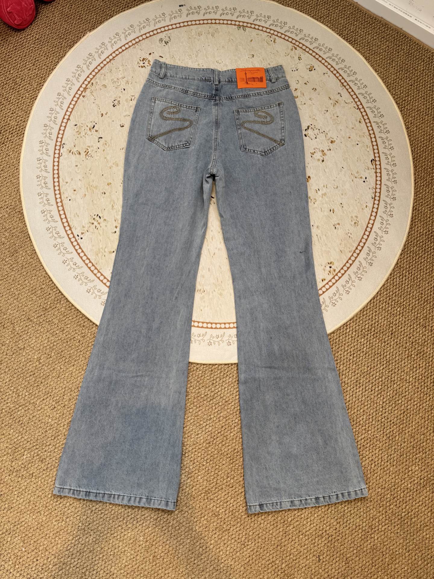 schiaparelli 法式复古牛仔微喇裤它用的是软质水洗牛仔布，属于“轻磅柔软款”材质是棉混弹牛仔，