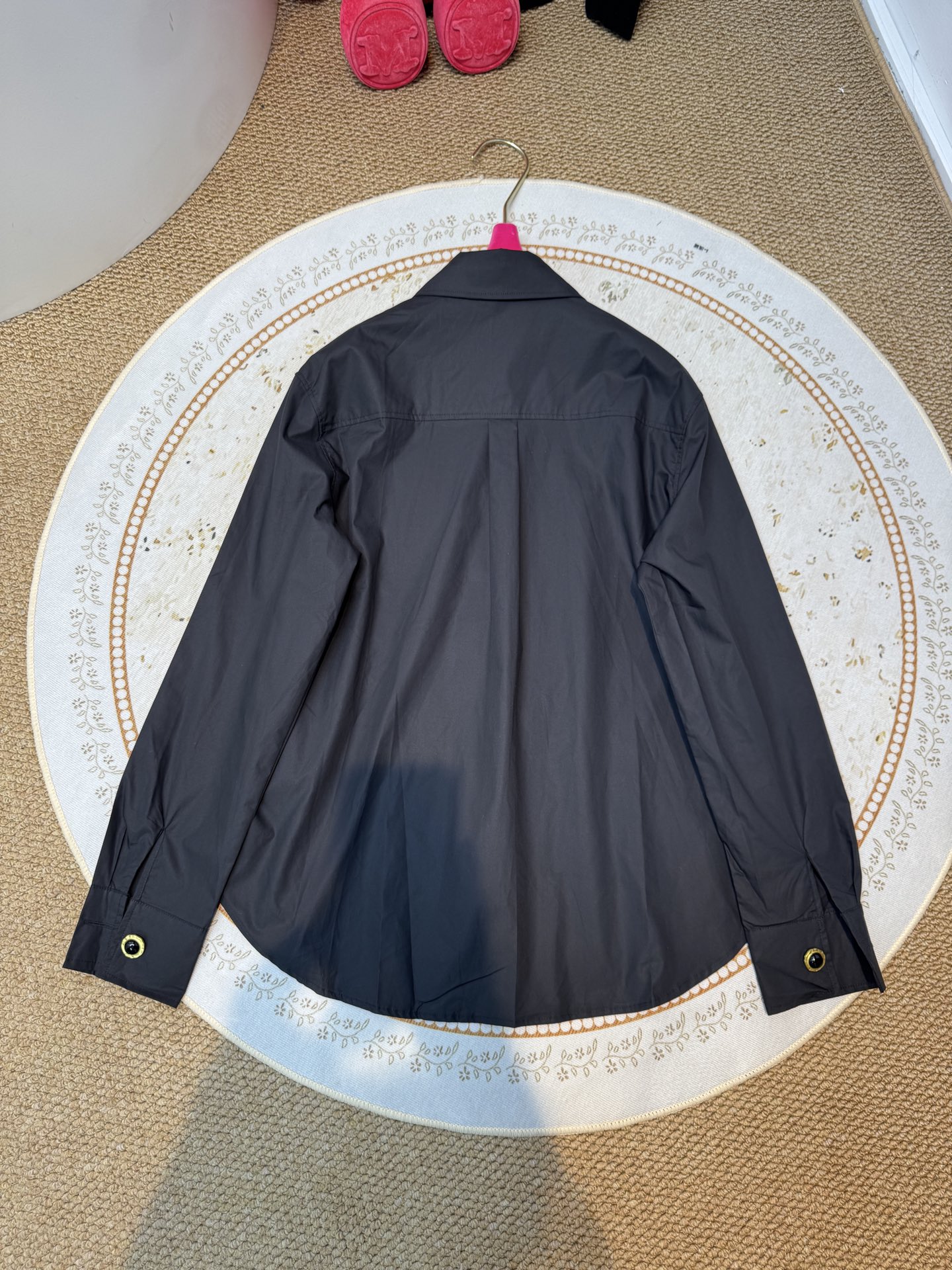 schiaparelli，经典五金衬衫翻领设计，经典百搭；弧形下摆，增加了随性氛围；整体剪裁偏宽松，不挑