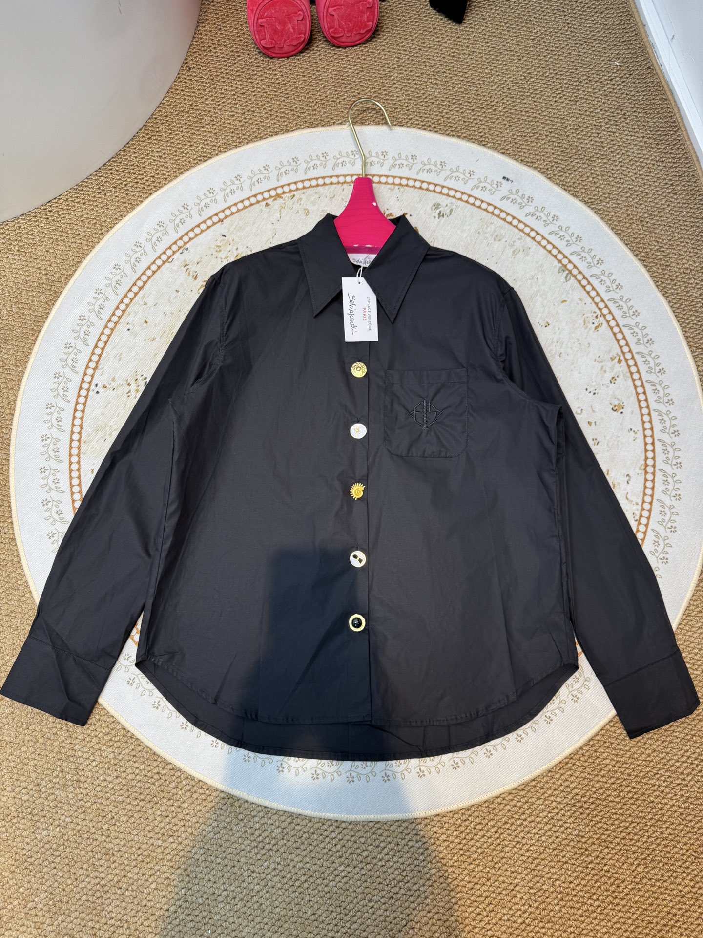 schiaparelli，经典五金衬衫翻领设计，经典百搭；弧形下摆，增加了随性氛围；整体剪裁偏宽松，不挑