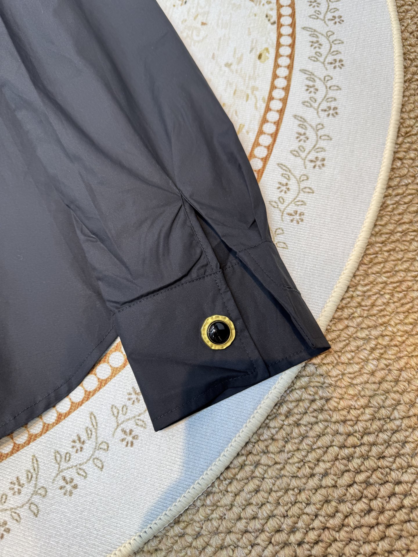 schiaparelli，经典五金衬衫翻领设计，经典百搭；弧形下摆，增加了随性氛围；整体剪裁偏宽松，不挑