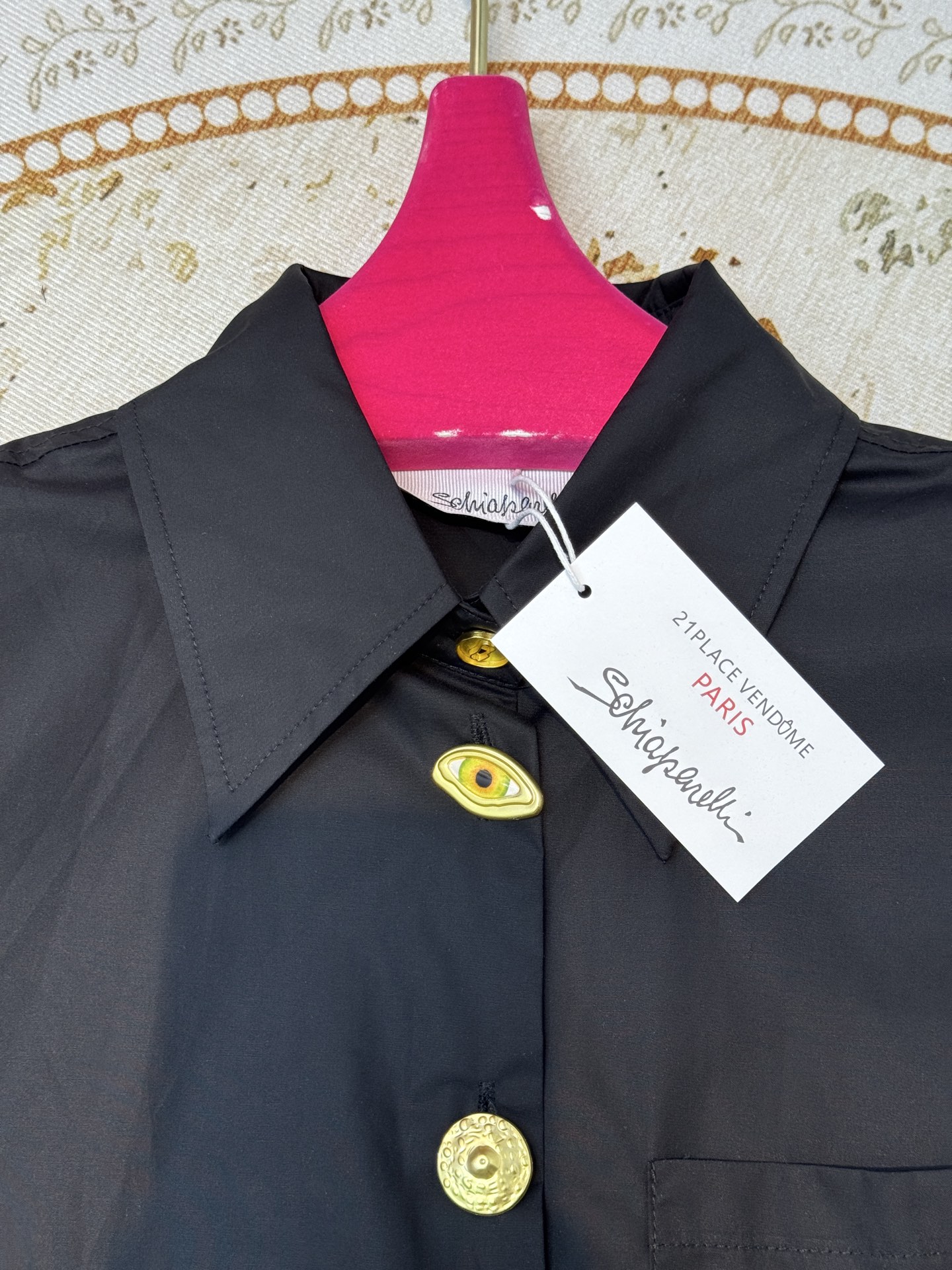 schiaparelli，经典五金衬衫翻领设计，经典百搭；弧形下摆，增加了随性氛围；整体剪裁偏宽松，不挑