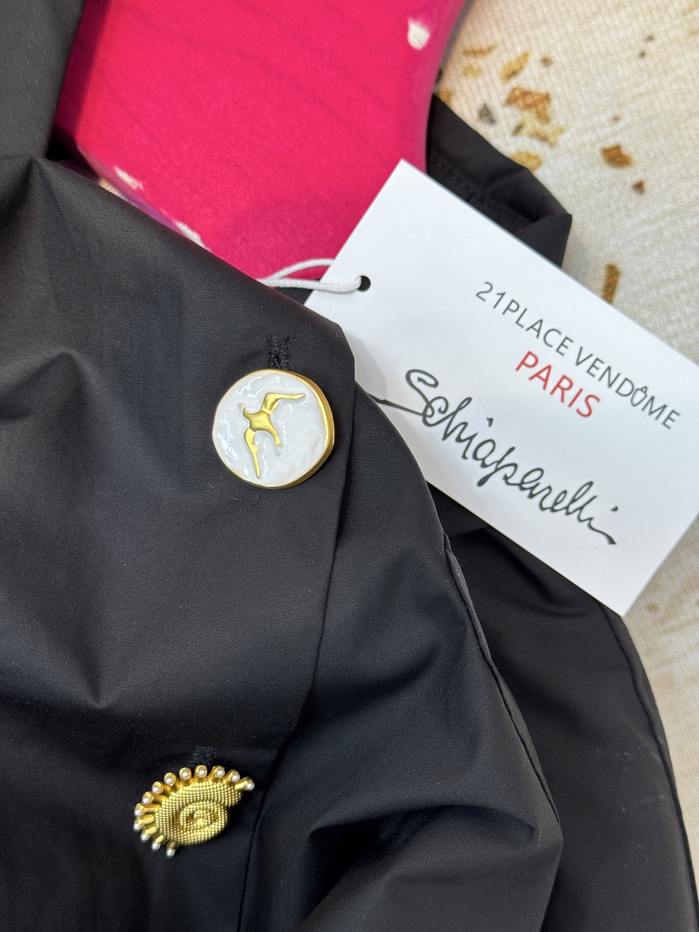 schiaparelli，经典五金衬衫翻领设计，经典百搭；弧形下摆，增加了随性氛围；整体剪裁偏宽松，不挑