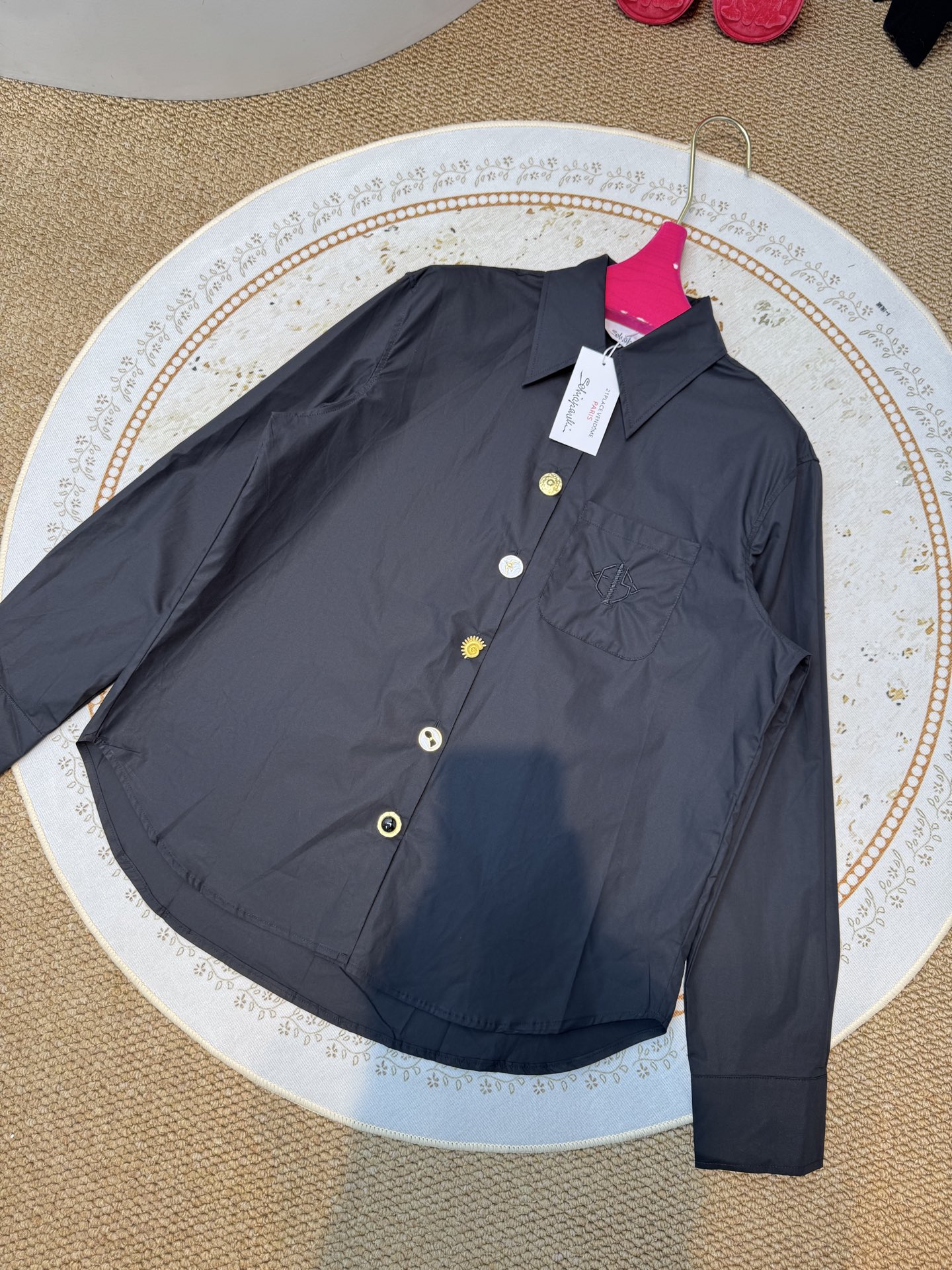 schiaparelli，经典五金衬衫翻领设计，经典百搭；弧形下摆，增加了随性氛围；整体剪裁偏宽松，不挑