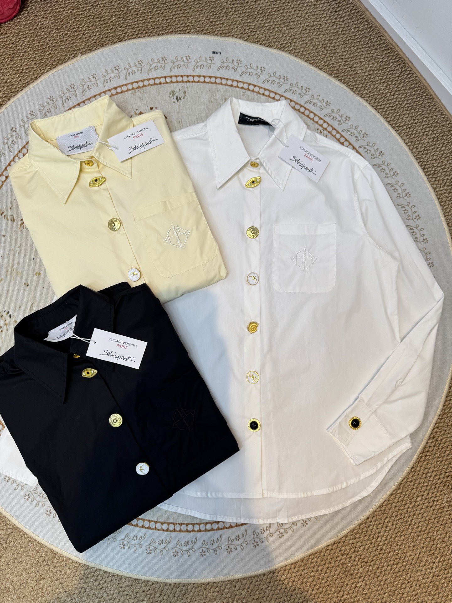 schiaparelli，经典五金衬衫翻领设计，经典百搭；弧形下摆，增加了随性氛围；整体剪裁偏宽松，不挑