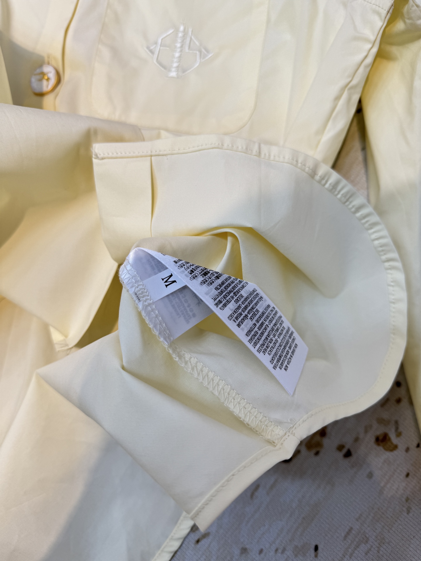 schiaparelli，经典五金衬衫翻领设计，经典百搭；弧形下摆，增加了随性氛围；整体剪裁偏宽松，不挑