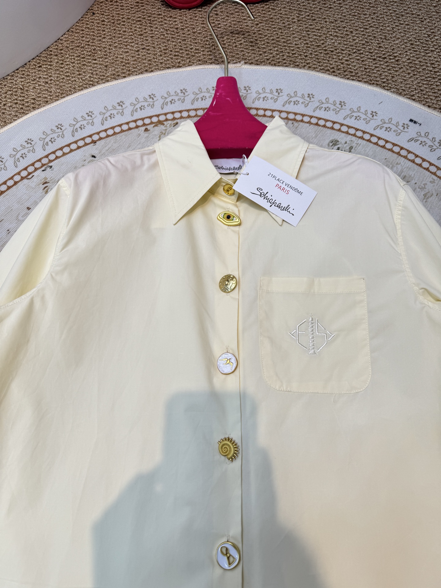 schiaparelli，经典五金衬衫翻领设计，经典百搭；弧形下摆，增加了随性氛围；整体剪裁偏宽松，不挑