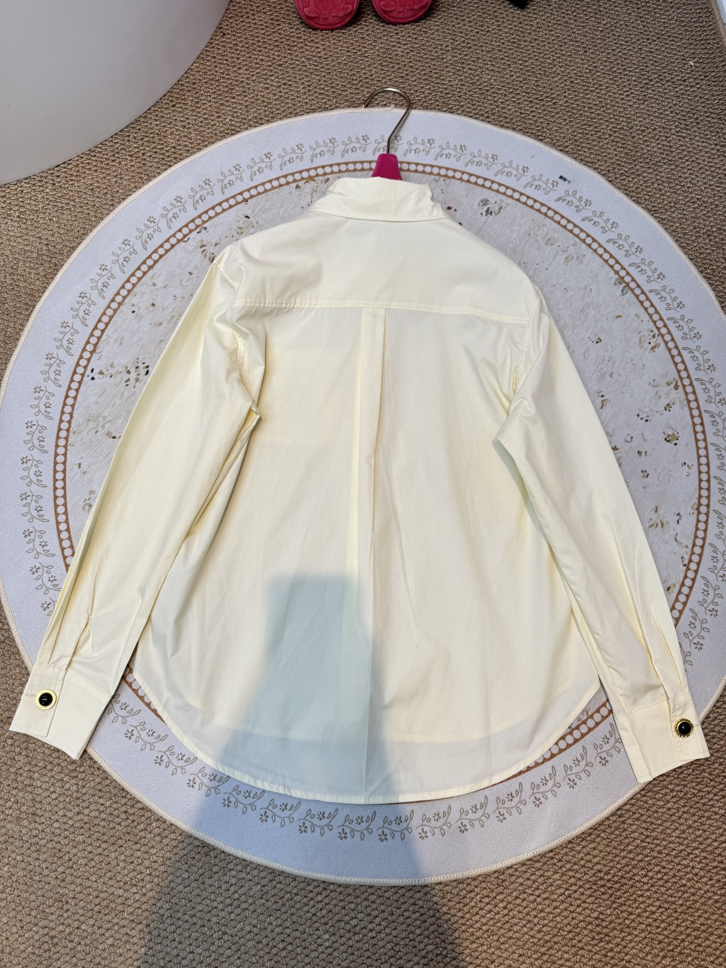 schiaparelli，经典五金衬衫翻领设计，经典百搭；弧形下摆，增加了随性氛围；整体剪裁偏宽松，不挑