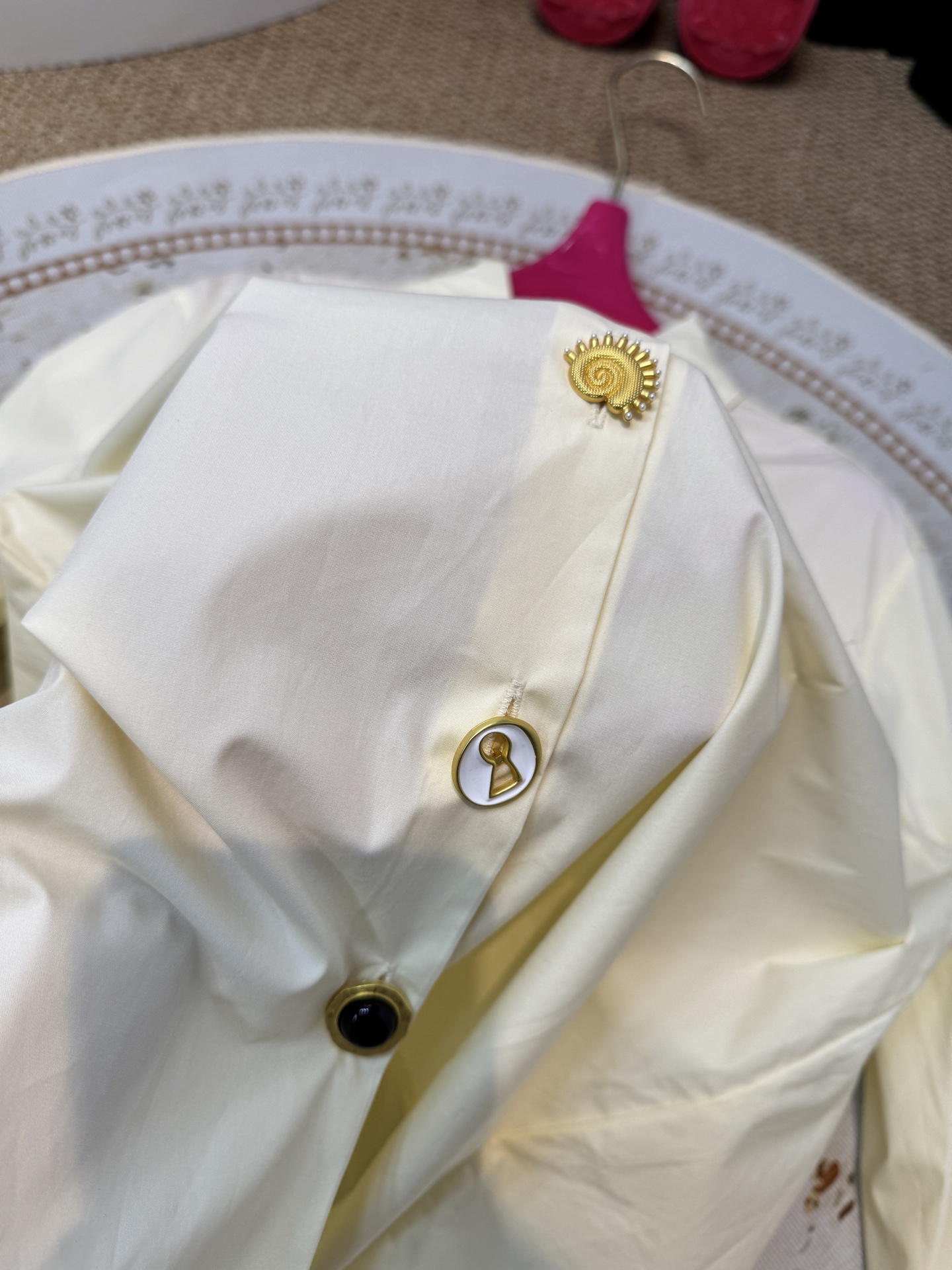 schiaparelli，经典五金衬衫翻领设计，经典百搭；弧形下摆，增加了随性氛围；整体剪裁偏宽松，不挑