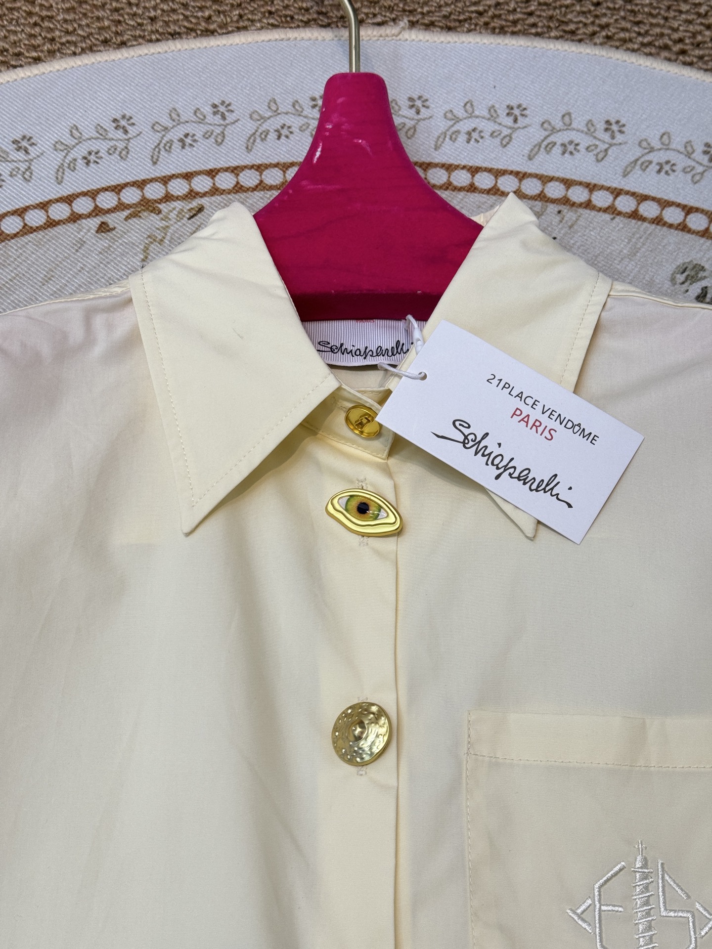 schiaparelli，经典五金衬衫翻领设计，经典百搭；弧形下摆，增加了随性氛围；整体剪裁偏宽松，不挑