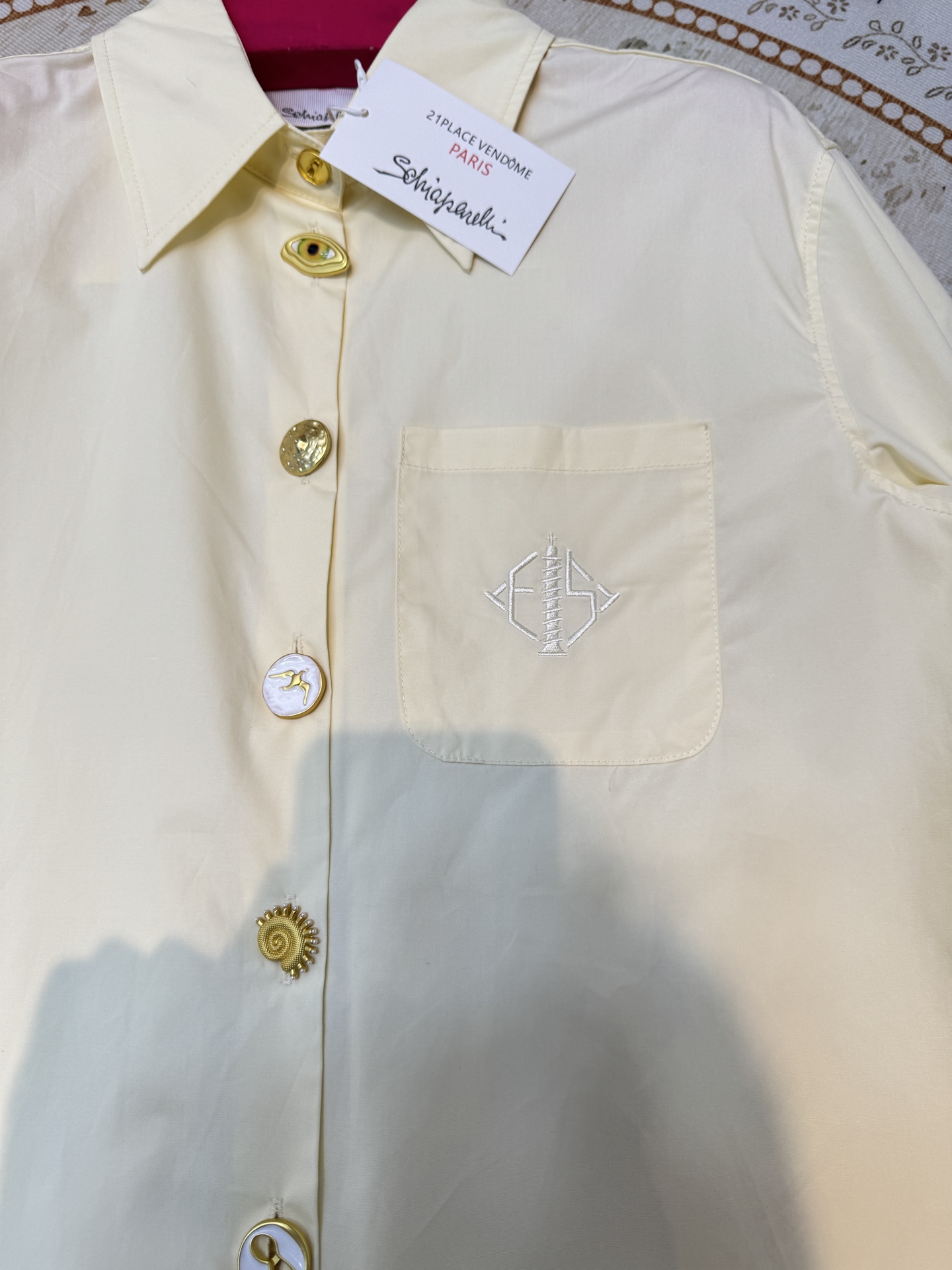 schiaparelli，经典五金衬衫翻领设计，经典百搭；弧形下摆，增加了随性氛围；整体剪裁偏宽松，不挑