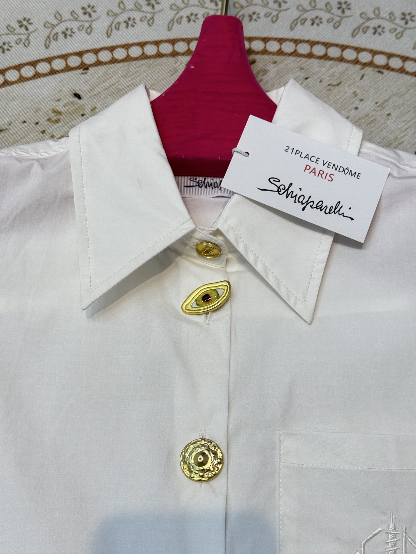 schiaparelli，经典五金衬衫翻领设计，经典百搭；弧形下摆，增加了随性氛围；整体剪裁偏宽松，不挑