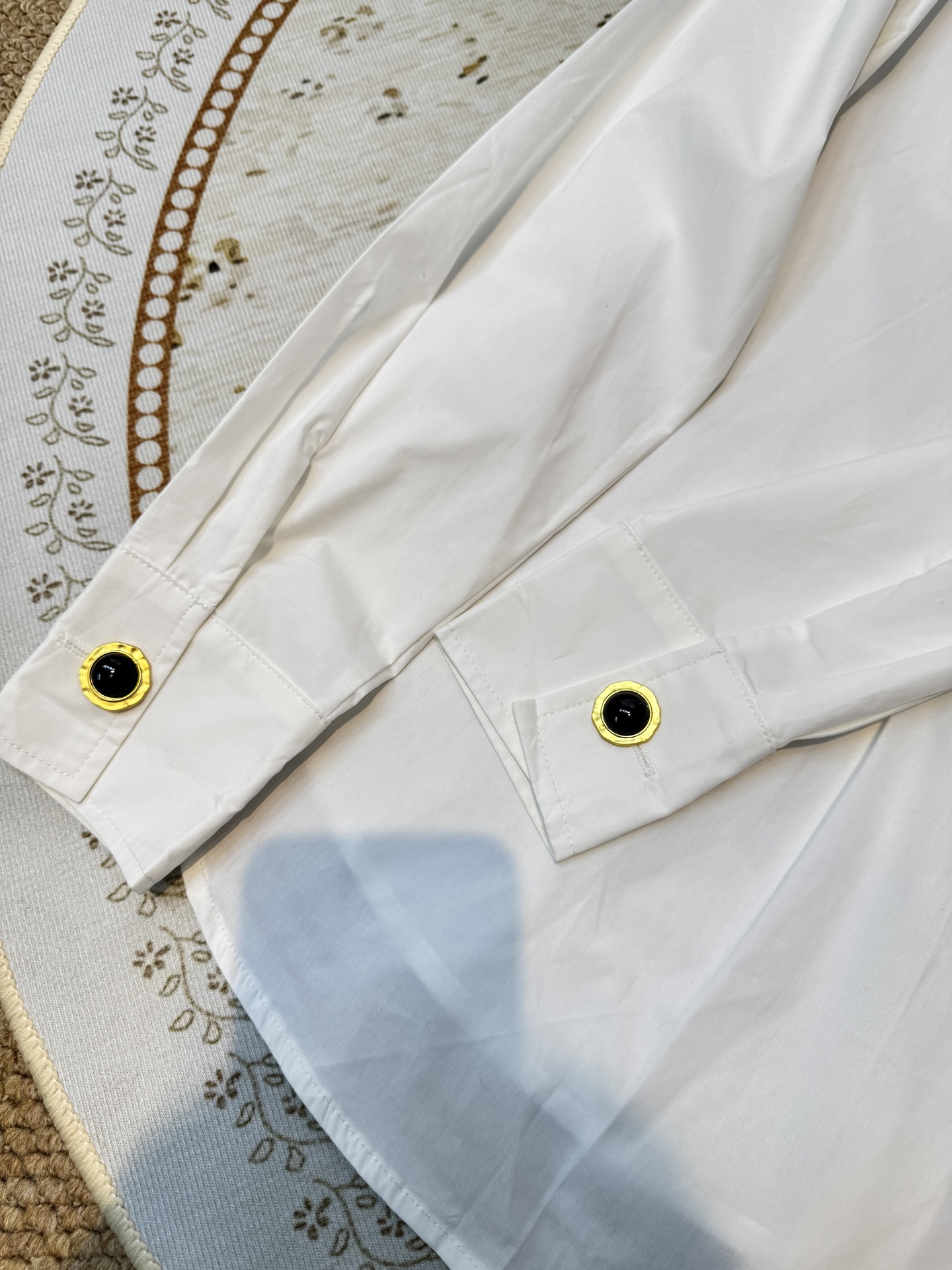 schiaparelli，经典五金衬衫翻领设计，经典百搭；弧形下摆，增加了随性氛围；整体剪裁偏宽松，不挑