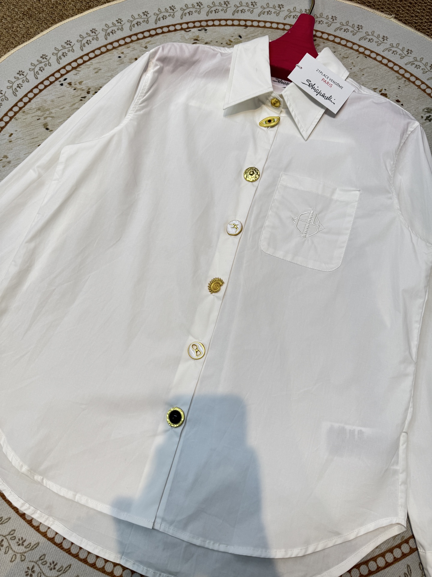 schiaparelli，经典五金衬衫翻领设计，经典百搭；弧形下摆，增加了随性氛围；整体剪裁偏宽松，不挑