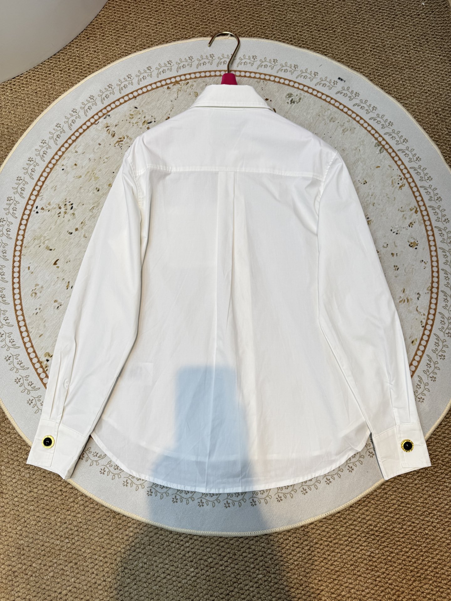 schiaparelli，经典五金衬衫翻领设计，经典百搭；弧形下摆，增加了随性氛围；整体剪裁偏宽松，不挑