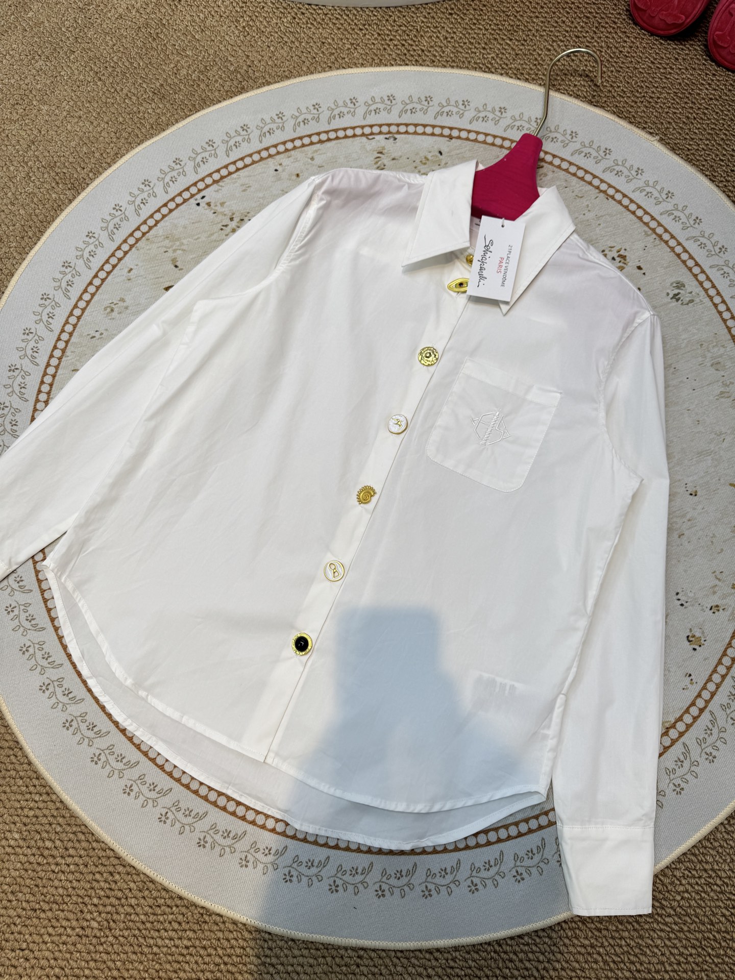 schiaparelli，经典五金衬衫翻领设计，经典百搭；弧形下摆，增加了随性氛围；整体剪裁偏宽松，不挑