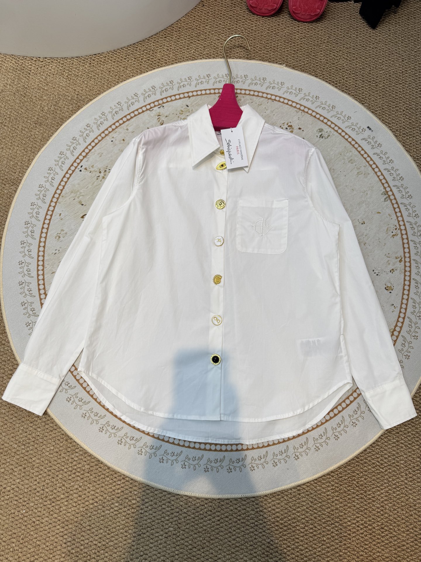 schiaparelli，经典五金衬衫翻领设计，经典百搭；弧形下摆，增加了随性氛围；整体剪裁偏宽松，不挑