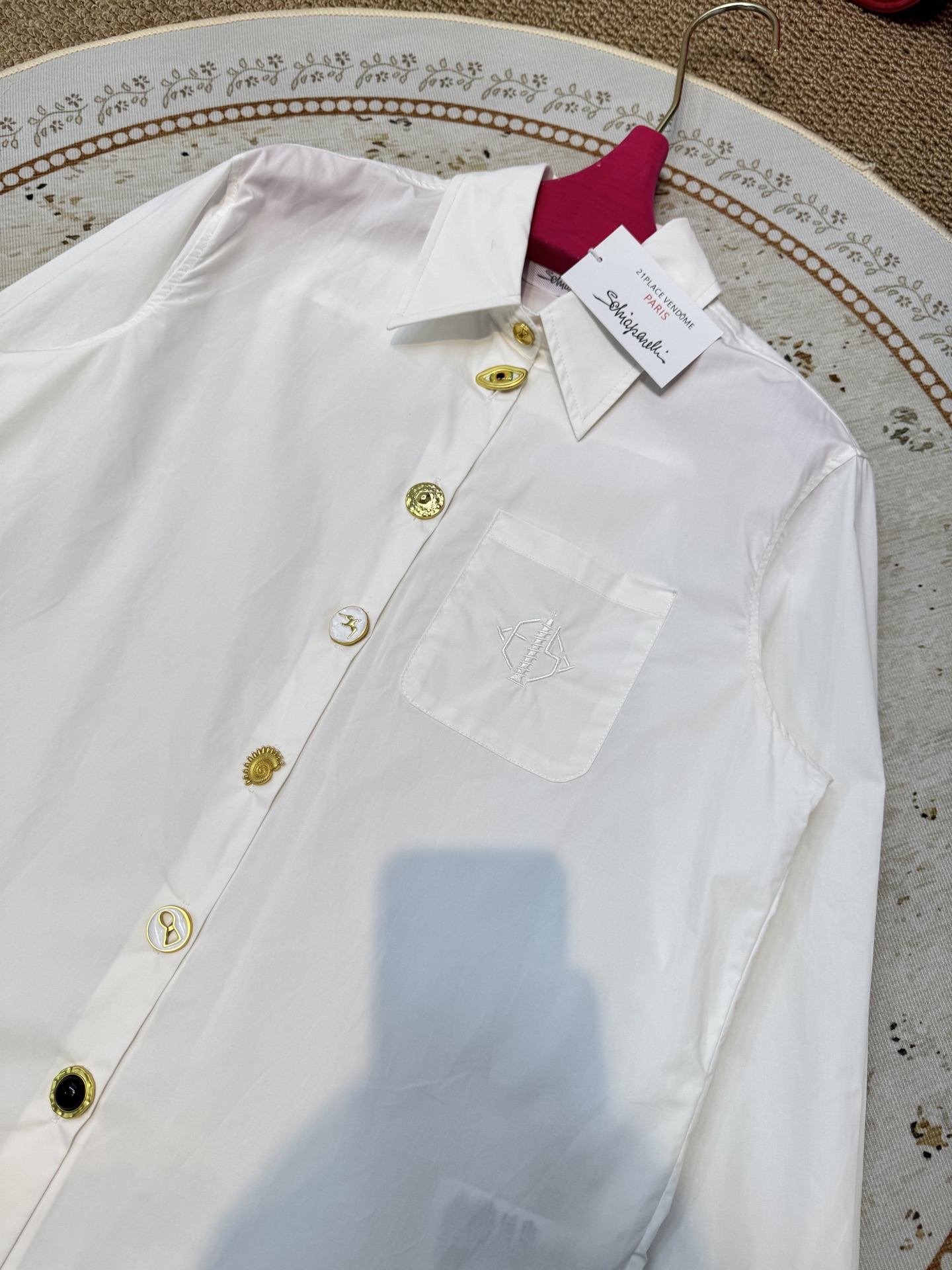 schiaparelli，经典五金衬衫翻领设计，经典百搭；弧形下摆，增加了随性氛围；整体剪裁偏宽松，不挑