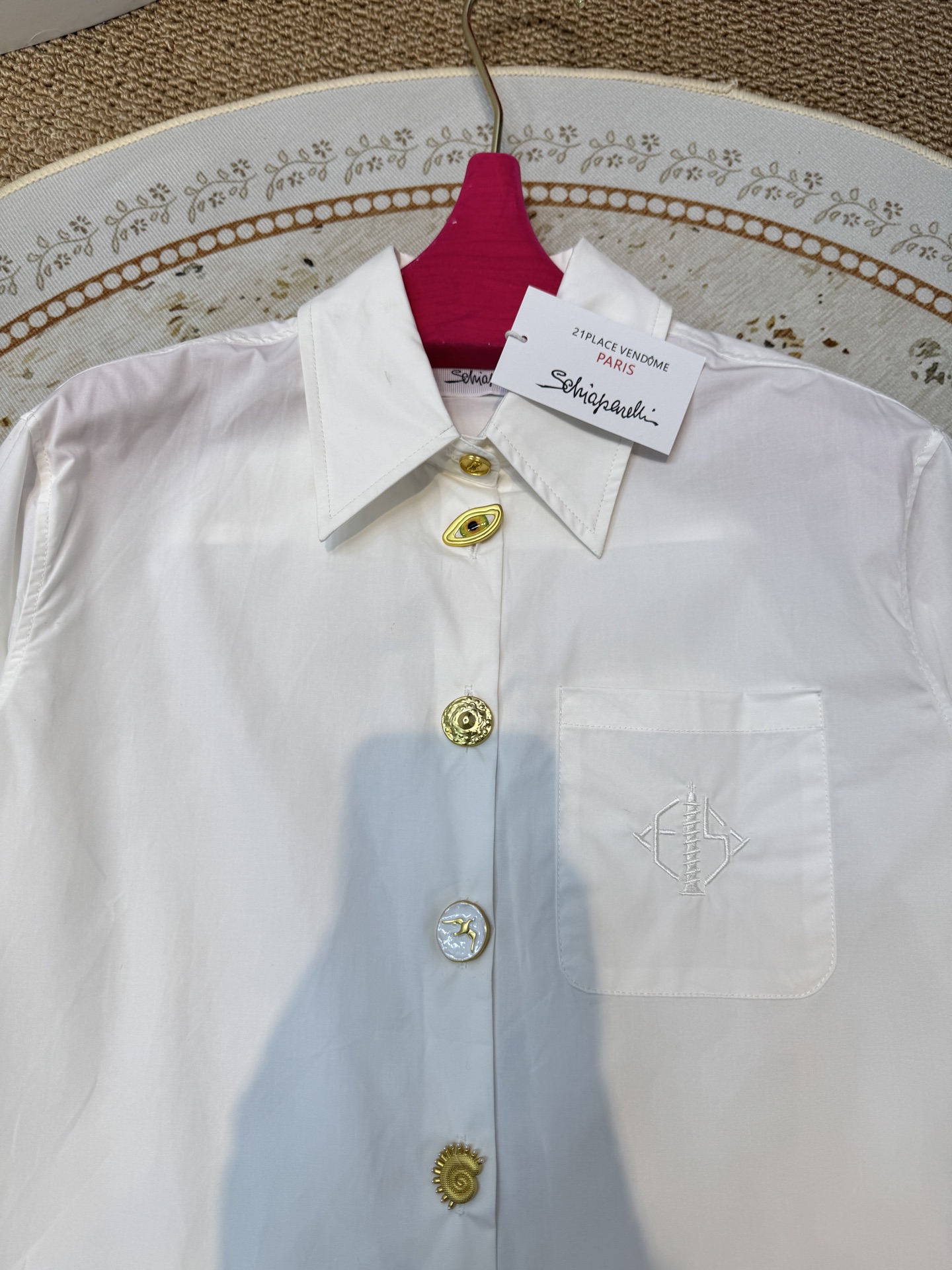 schiaparelli，经典五金衬衫翻领设计，经典百搭；弧形下摆，增加了随性氛围；整体剪裁偏宽松，不挑