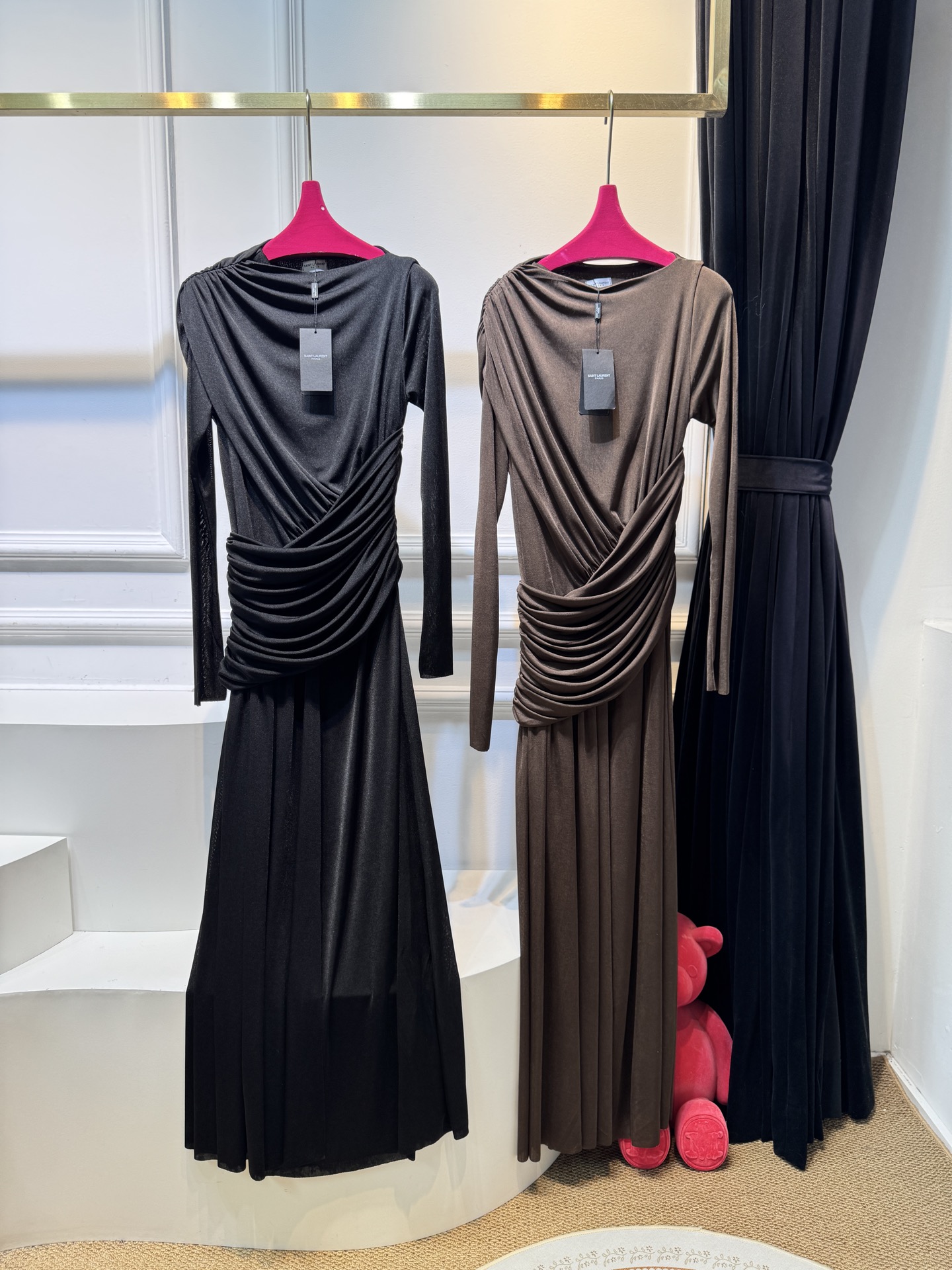 纯色不对称皱褶长款连衣裙采用高克重莫代尔，触感亲肤、有弹性，贴合身体但不紧绷，舒适度较高。质感轻薄飘逸，