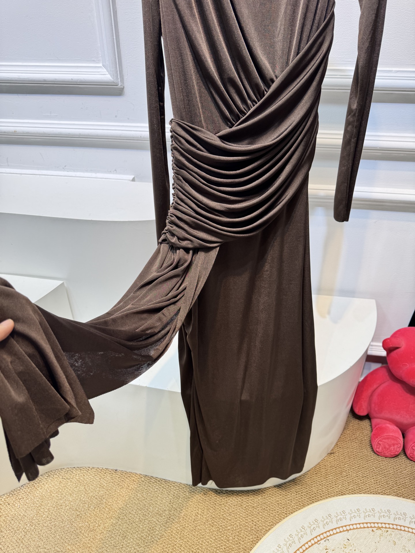 纯色不对称皱褶长款连衣裙采用高克重莫代尔，触感亲肤、有弹性，贴合身体但不紧绷，舒适度较高。质感轻薄飘逸，