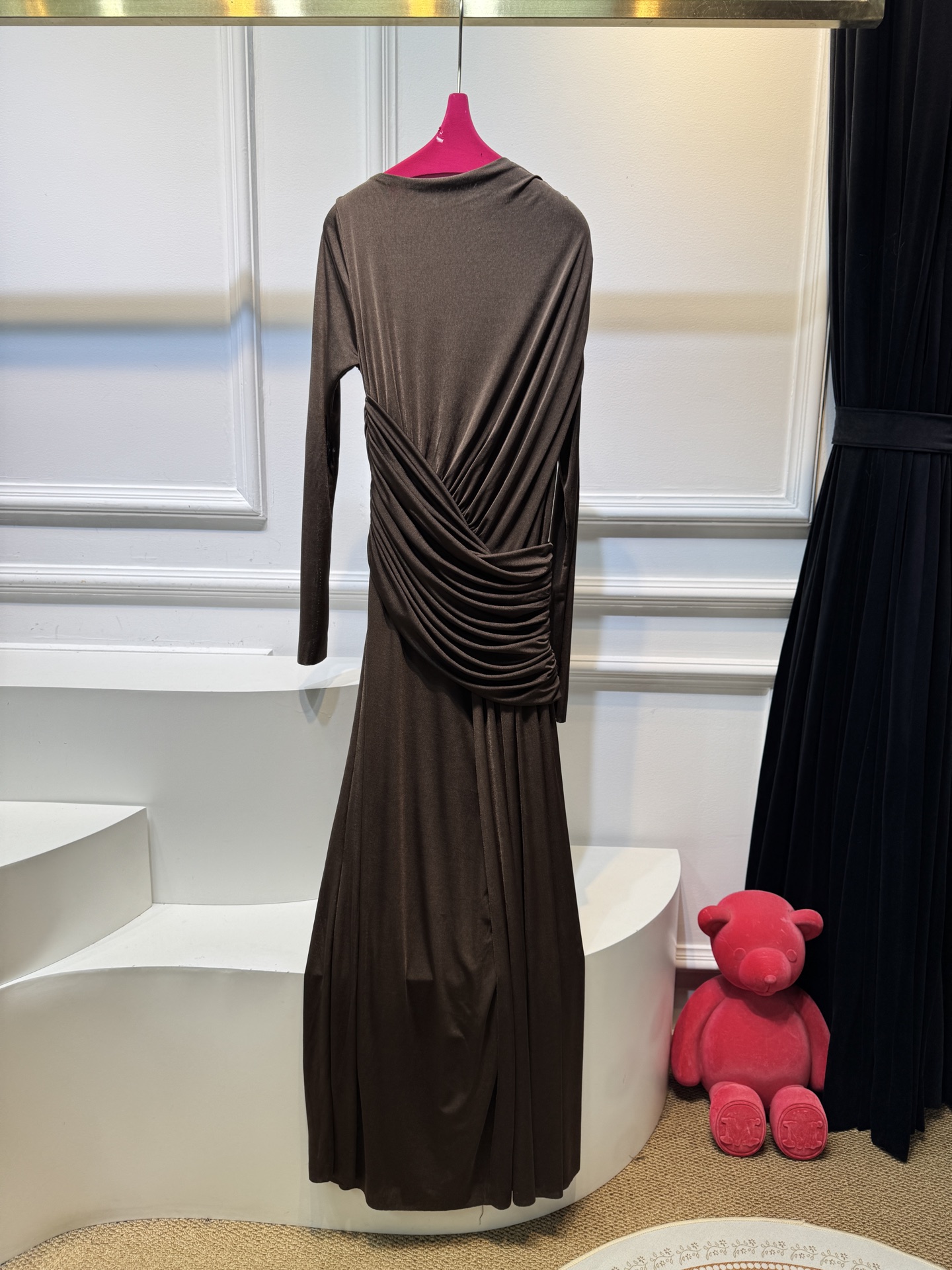 纯色不对称皱褶长款连衣裙采用高克重莫代尔，触感亲肤、有弹性，贴合身体但不紧绷，舒适度较高。质感轻薄飘逸，