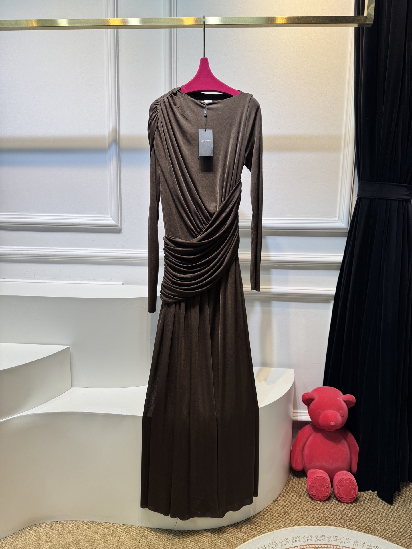 纯色不对称皱褶长款连衣裙采用高克重莫代尔，触感亲肤、有弹性，贴合身体但不紧绷，舒适度较高。质感轻薄飘逸，