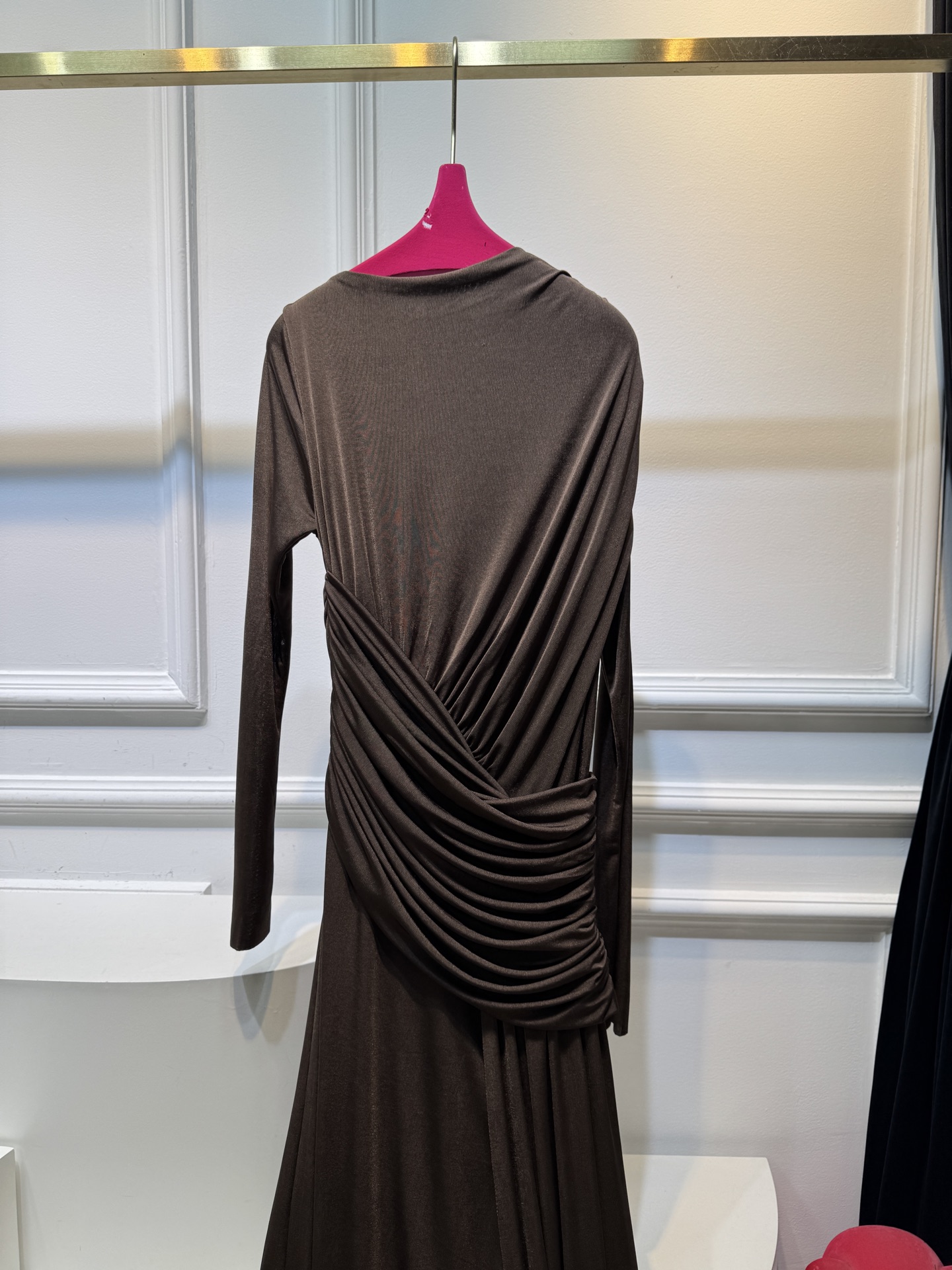 纯色不对称皱褶长款连衣裙采用高克重莫代尔，触感亲肤、有弹性，贴合身体但不紧绷，舒适度较高。质感轻薄飘逸，