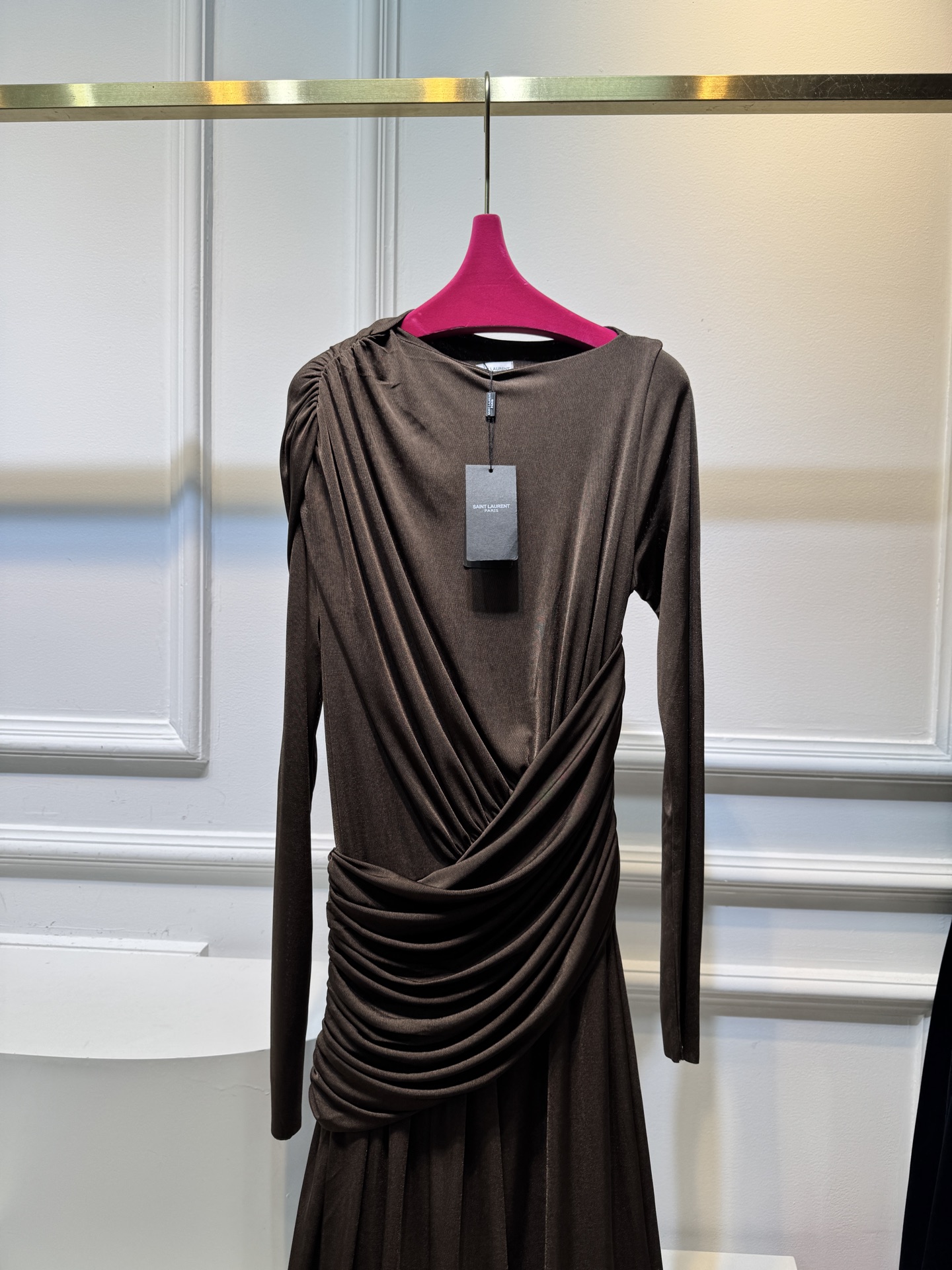 纯色不对称皱褶长款连衣裙采用高克重莫代尔，触感亲肤、有弹性，贴合身体但不紧绷，舒适度较高。质感轻薄飘逸，