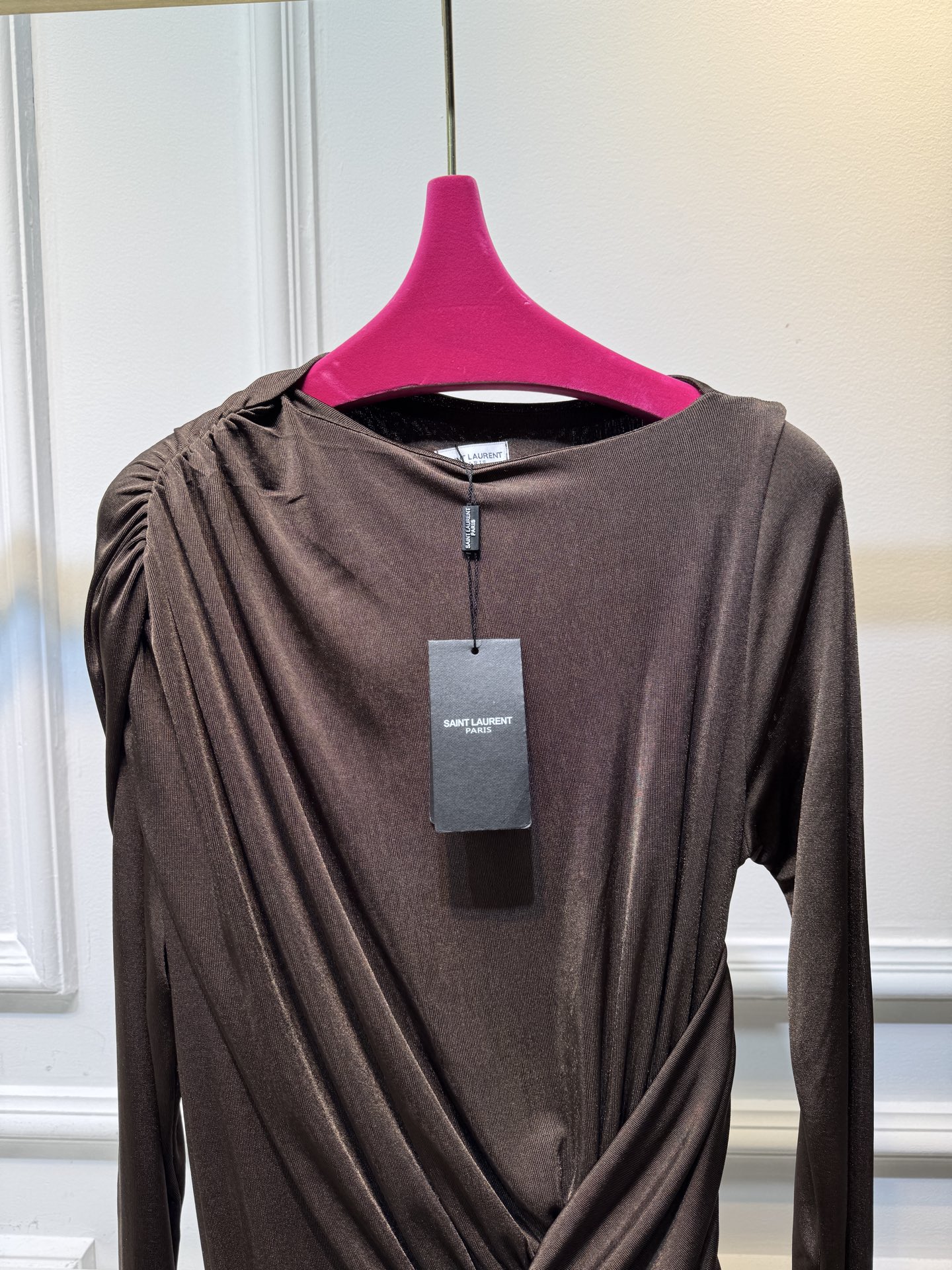 纯色不对称皱褶长款连衣裙采用高克重莫代尔，触感亲肤、有弹性，贴合身体但不紧绷，舒适度较高。质感轻薄飘逸，