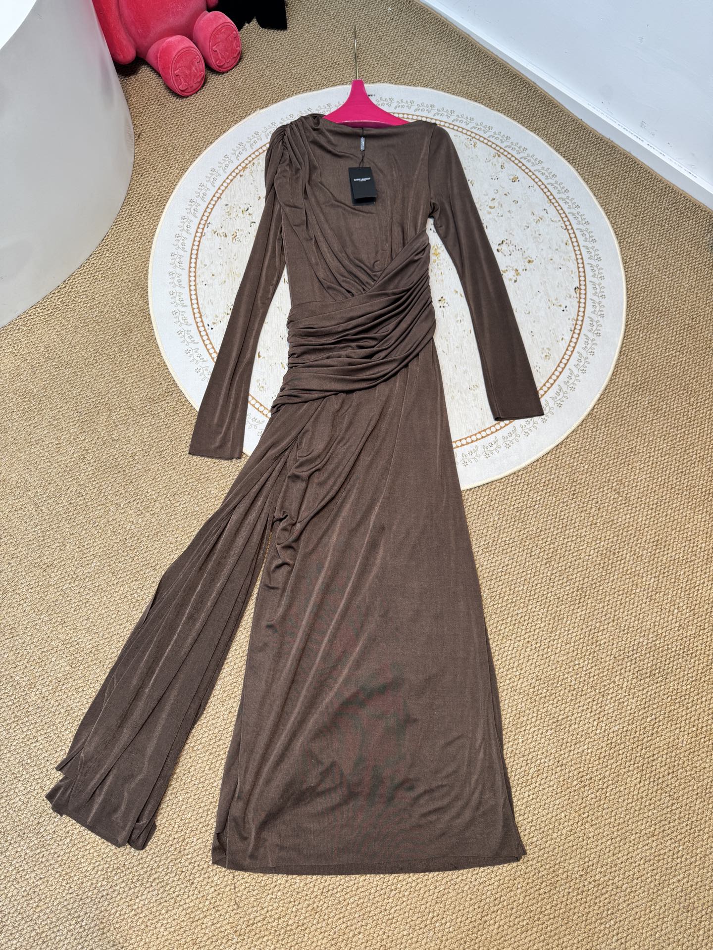 纯色不对称皱褶长款连衣裙采用高克重莫代尔，触感亲肤、有弹性，贴合身体但不紧绷，舒适度较高。质感轻薄飘逸，