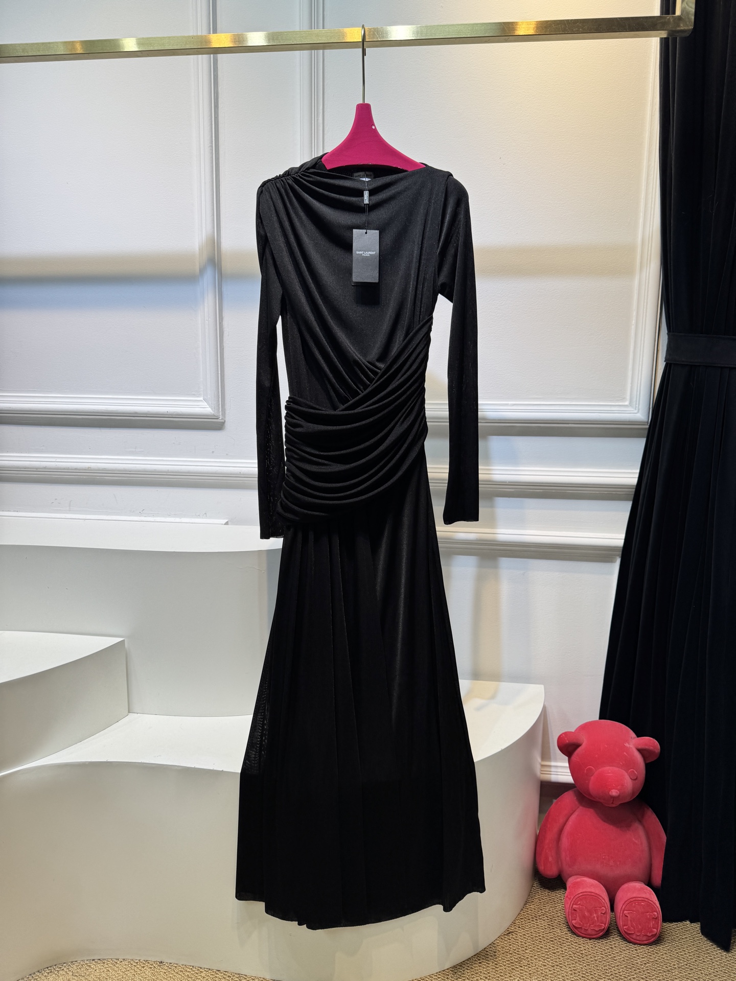 纯色不对称皱褶长款连衣裙采用高克重莫代尔，触感亲肤、有弹性，贴合身体但不紧绷，舒适度较高。质感轻薄飘逸，