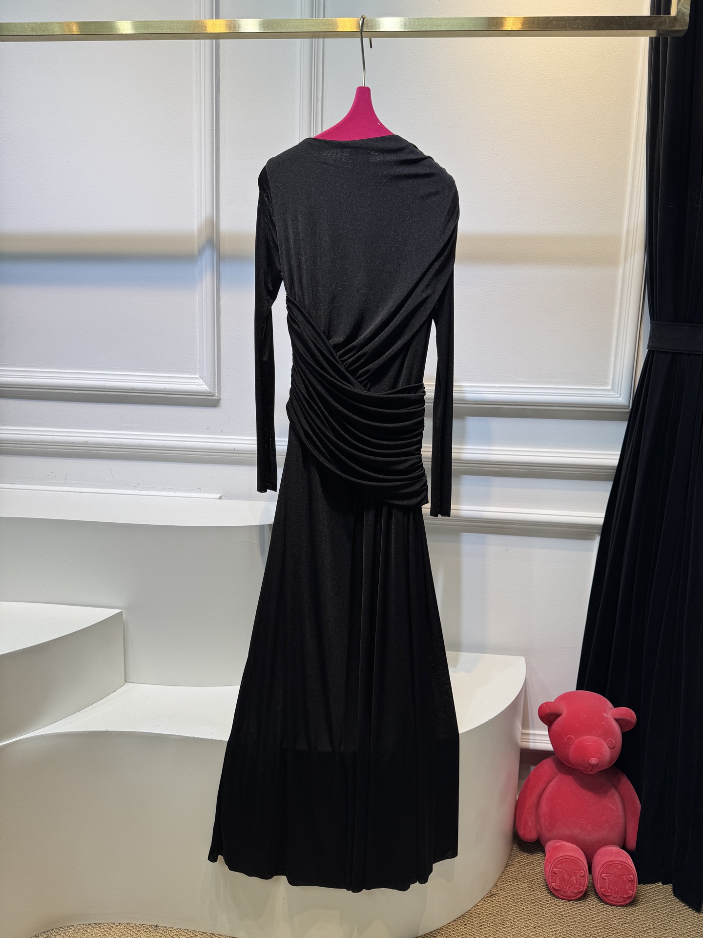 纯色不对称皱褶长款连衣裙采用高克重莫代尔，触感亲肤、有弹性，贴合身体但不紧绷，舒适度较高。质感轻薄飘逸，