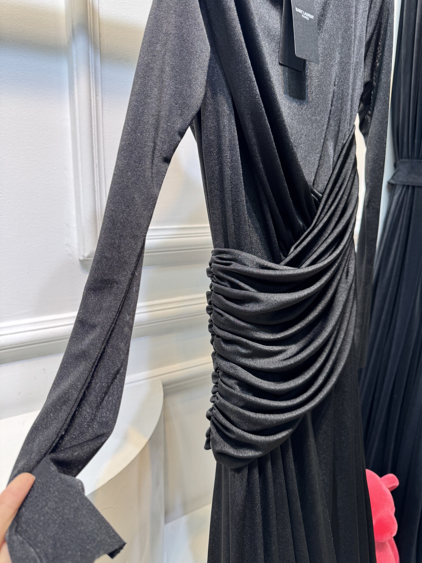 纯色不对称皱褶长款连衣裙采用高克重莫代尔，触感亲肤、有弹性，贴合身体但不紧绷，舒适度较高。质感轻薄飘逸，