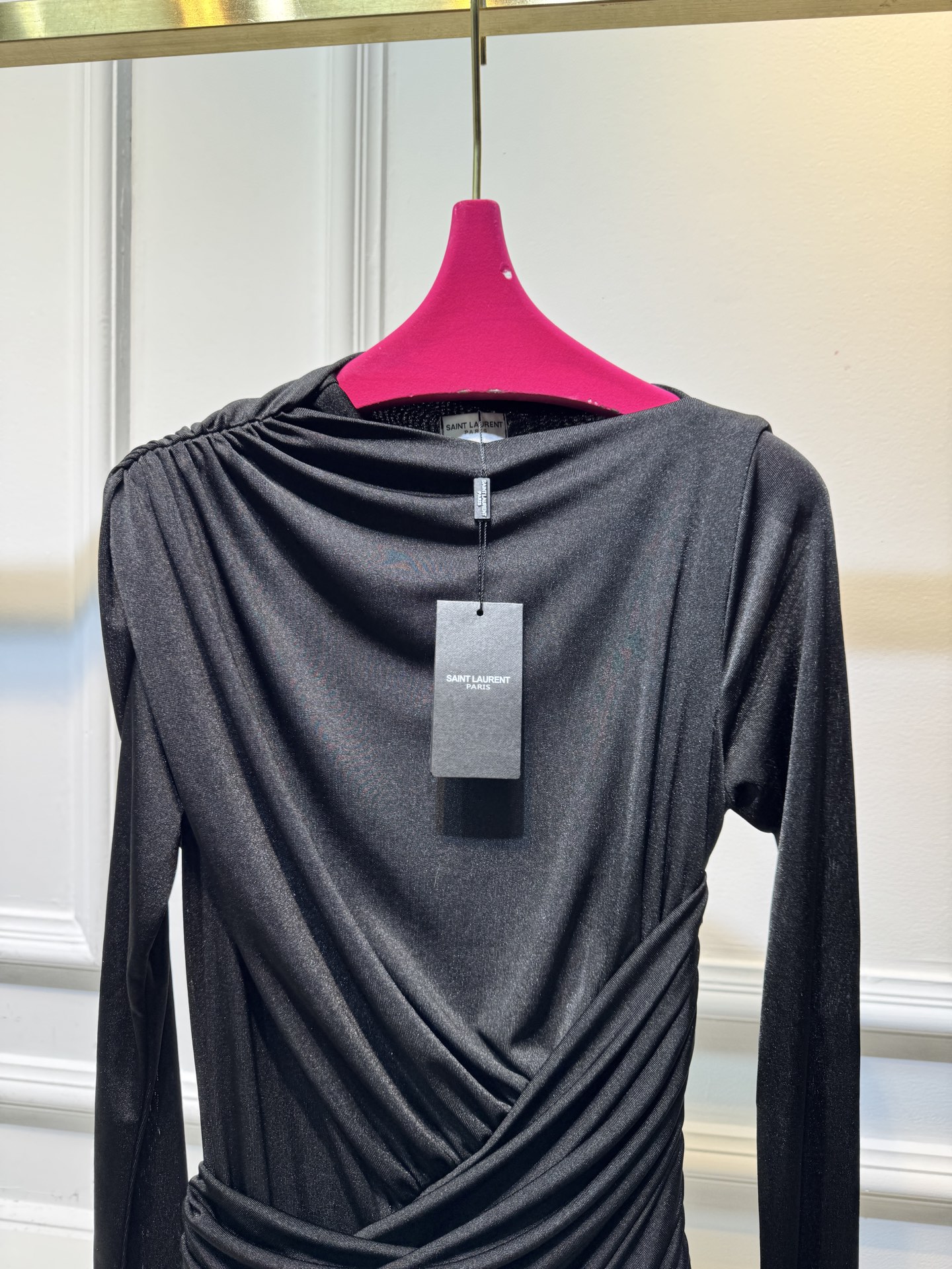 纯色不对称皱褶长款连衣裙采用高克重莫代尔，触感亲肤、有弹性，贴合身体但不紧绷，舒适度较高。质感轻薄飘逸，