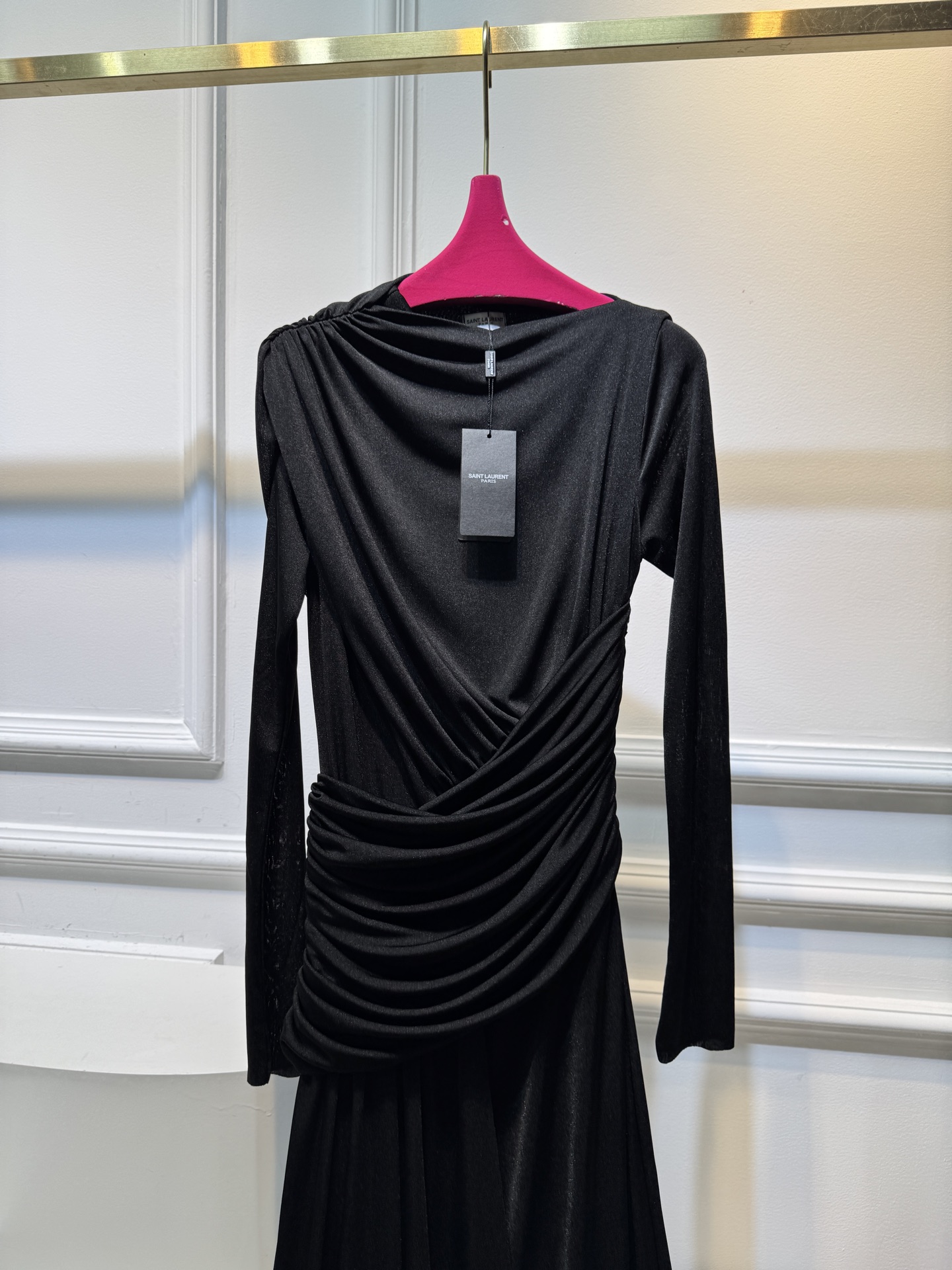 纯色不对称皱褶长款连衣裙采用高克重莫代尔，触感亲肤、有弹性，贴合身体但不紧绷，舒适度较高。质感轻薄飘逸，