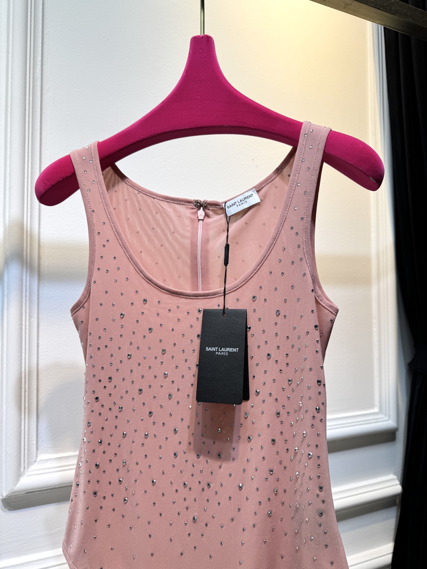 slp水钻连体衣通体装饰水钻，采用无袖、低圆领剪裁，背部配备拉链与底部按扣设计，兼具装饰性与穿脱便利性融