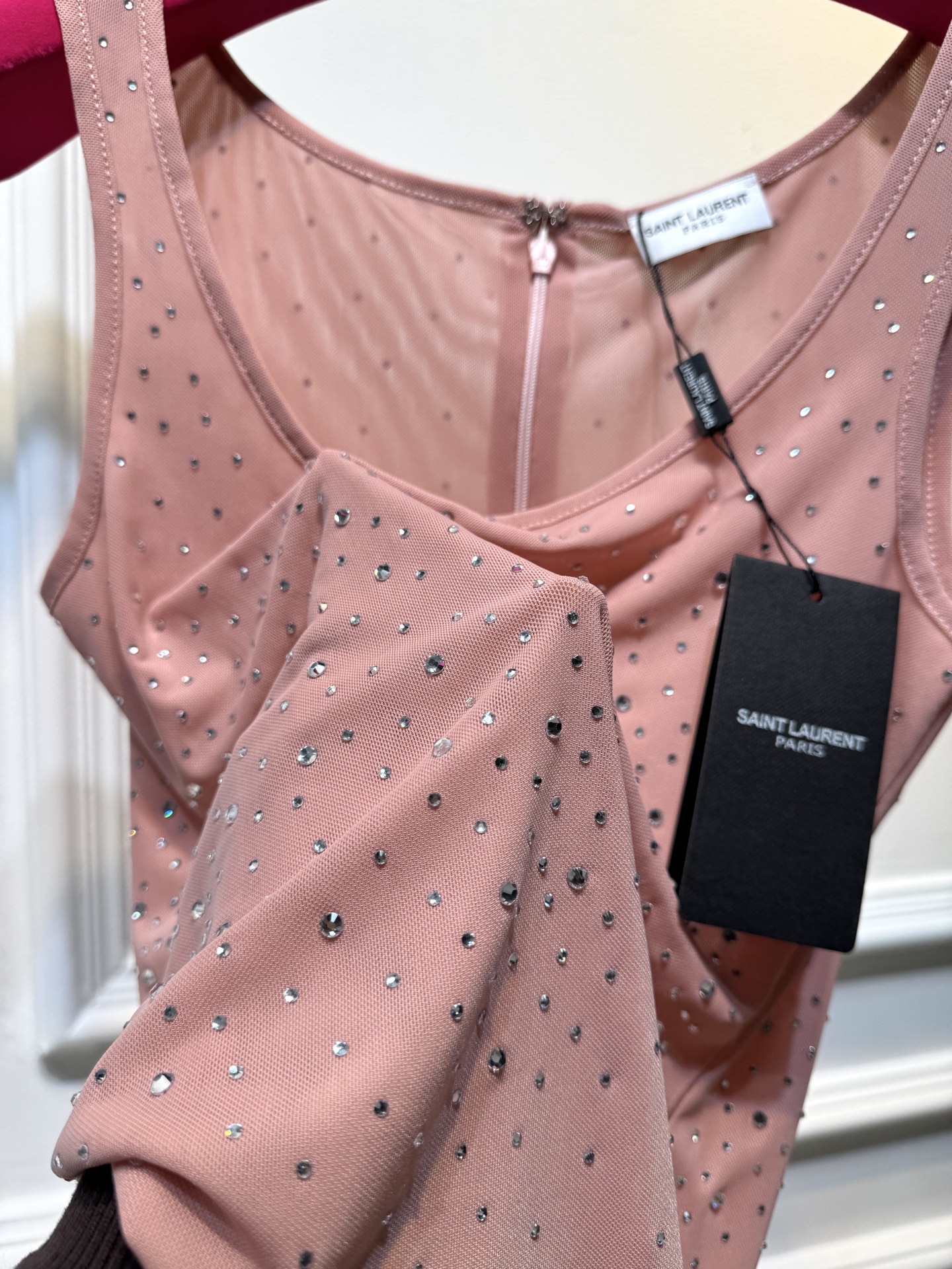 slp水钻连体衣通体装饰水钻，采用无袖、低圆领剪裁，背部配备拉链与底部按扣设计，兼具装饰性与穿脱便利性融