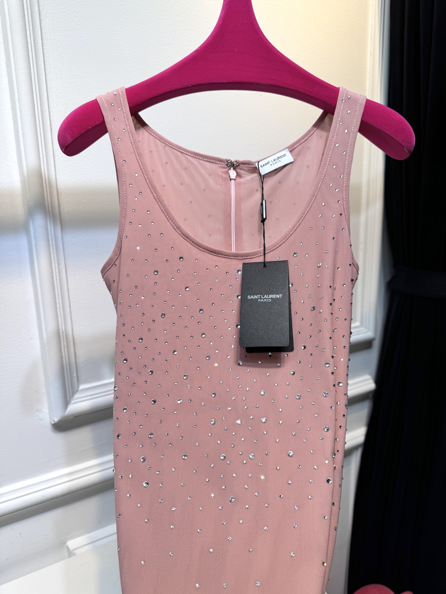 slp水钻连体衣通体装饰水钻，采用无袖、低圆领剪裁，背部配备拉链与底部按扣设计，兼具装饰性与穿脱便利性融