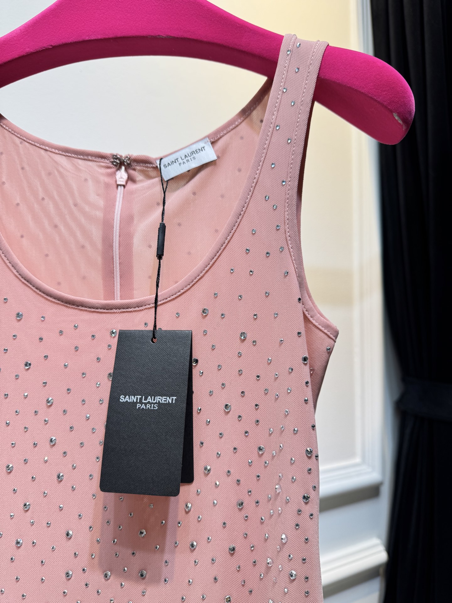 slp水钻连体衣通体装饰水钻，采用无袖、低圆领剪裁，背部配备拉链与底部按扣设计，兼具装饰性与穿脱便利性融